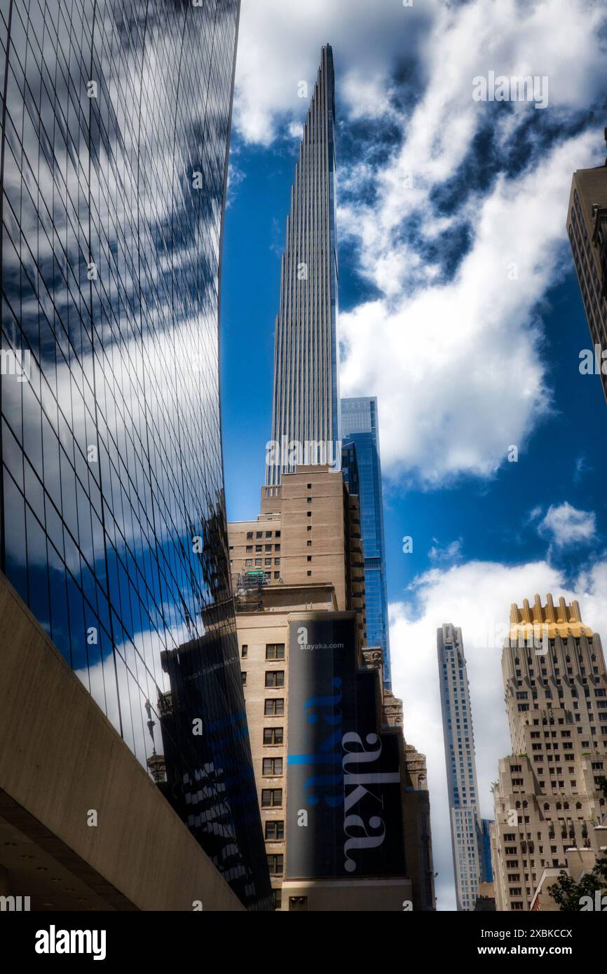 Milliardäre Reihen übergroße Eigentumswohnungen, und die Trump Parc Eigentumswohnungen, wie von der W. 56th St. und Fifth Avenue, 2024, New York City, USA Stockfoto