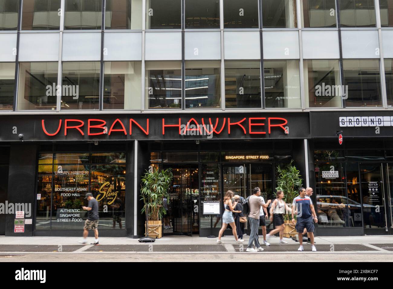 Urban Hawker ist ein authentisches Street Food Center in Singapur am Times Square, New York City, USA 2024 Stockfoto