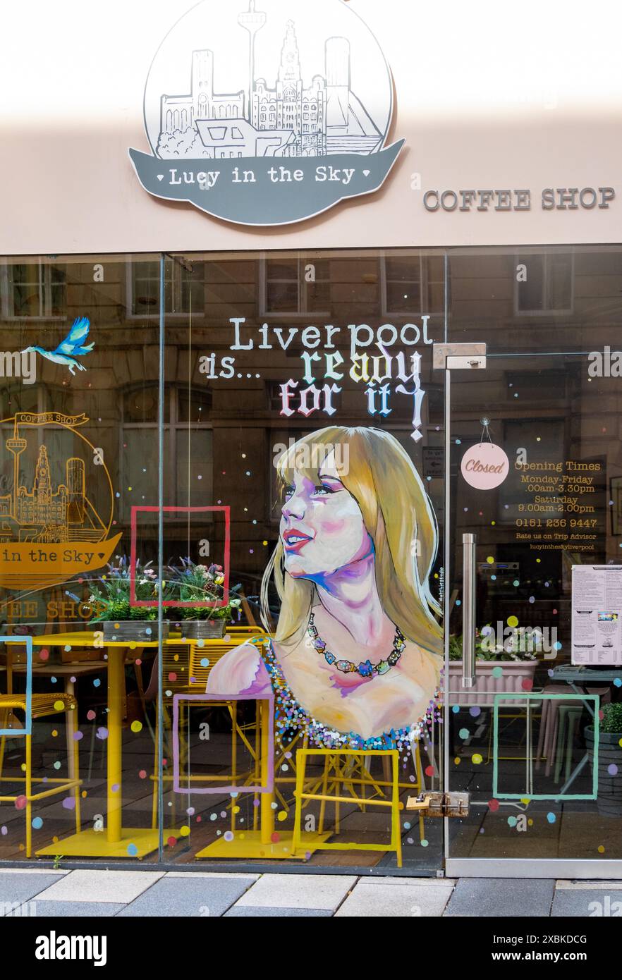 Taylor Swift fügt in Coffee Shop Fensterillustration in Liverpool hinzu Stockfoto