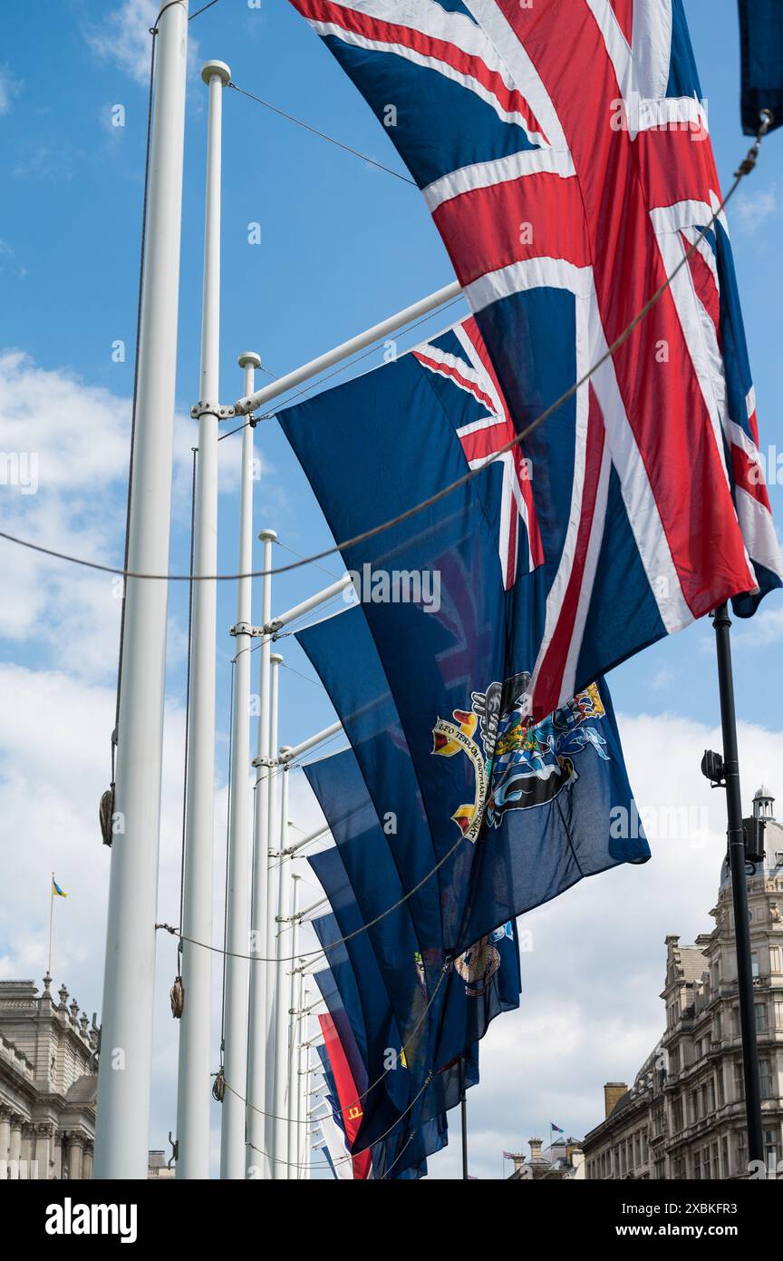 Die Flaggen der Crown Dependencies und Overseas Territories fliegen am Parliament Square Westminster London England UK Stockfoto