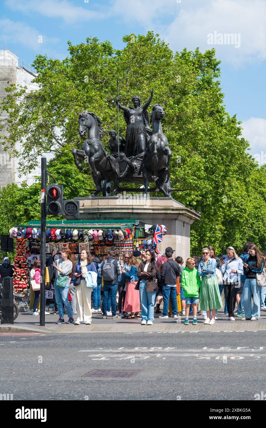 Die Leute warten auf die Überquerung der Straße an einer Ampelkreuzung auf der Westminster Bridge. Statue von Boadicea und ihren Töchtern im Hintergrund. London Großbritannien Stockfoto