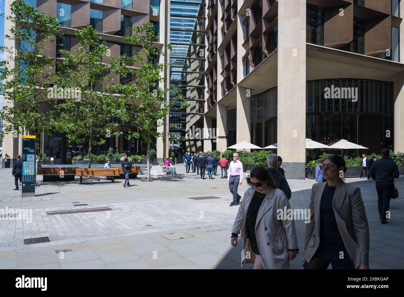 Menschen auf der Straße rund um das Bloomberg European Headquarters Building Cannon Street City in London, England Stockfoto