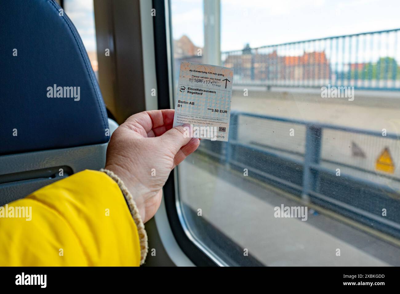 Frau im Zug mit Fahrkarte der Deutschen Bahn in Deutschland, öffentlicher Nahverkehr, Effizienz der Personenbeförderung, moderne Verkehrsmittel, Berlin, Deutschland - 24 Stockfoto