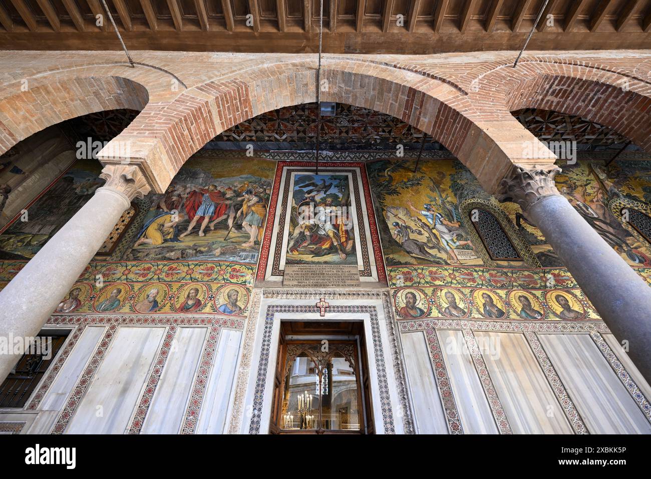 Palermo, Italien - 29. August 2023: Mosaikdekoration über dem Eingang zur Palatinkapelle des Königspalastes in Palermo. Stockfoto