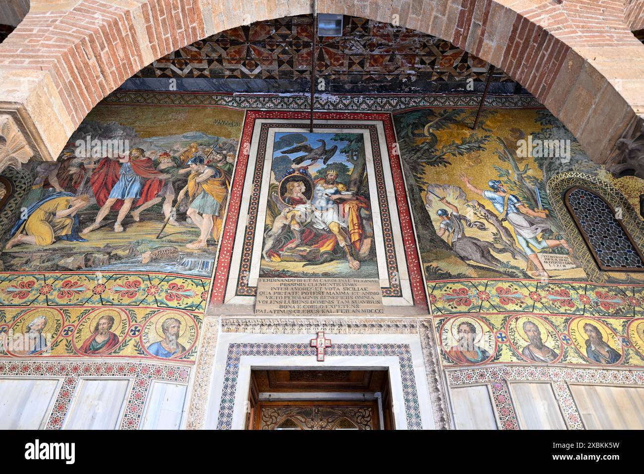 Palermo, Italien - 29. August 2023: Mosaikdekoration über dem Eingang zur Palatinkapelle des Königspalastes in Palermo. Stockfoto