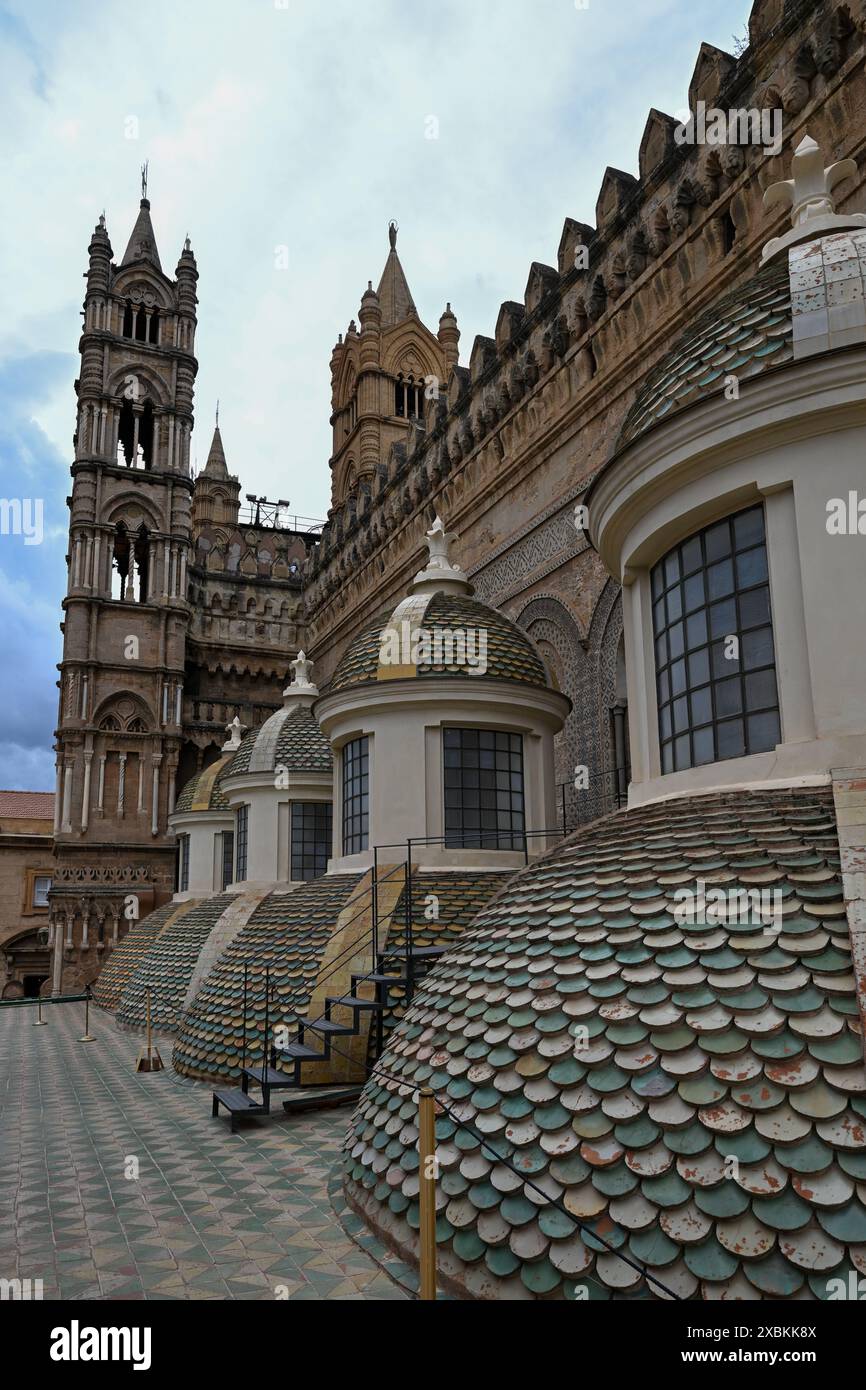 Die Kathedrale von Palermo ist ein architektonischer Komplex in Palermo (Sizilien, Italien). Die Kirche wurde 1185 von Walter Ophamil, dem anglo-normannischen Ar, errichtet Stockfoto