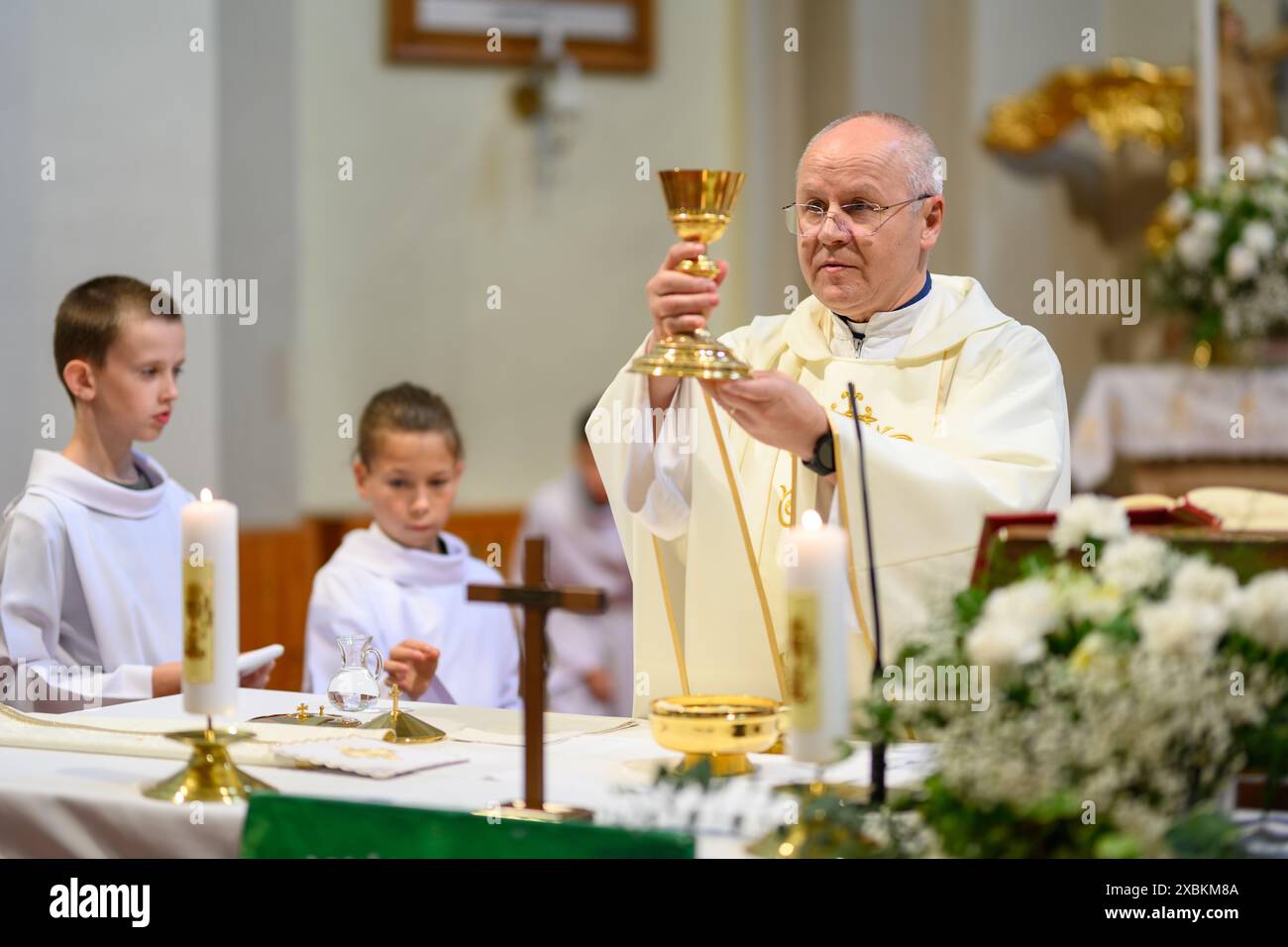 Das Gebet über die Opfergaben während der heiligen Messe. Stockfoto