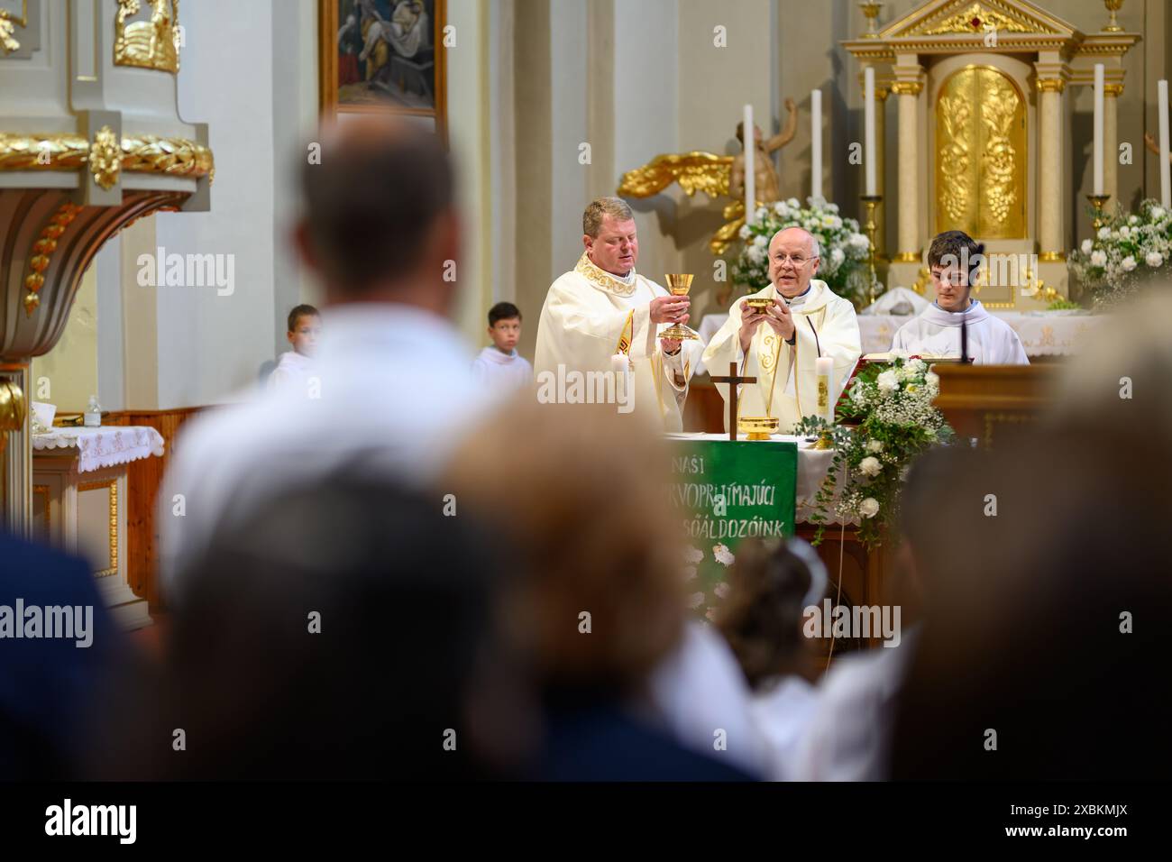 Der doxologische Moment der Heiligen Messe. Stockfoto