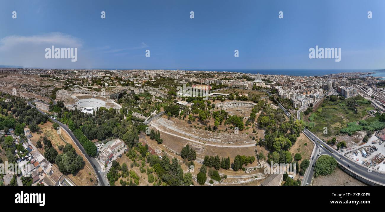 Das griechische Theater von Syrakus liegt am Südhang des Temeniten-Hügels mit Blick auf die moderne Stadt Syrakus im Südosten Siziliens. Es war fi Stockfoto