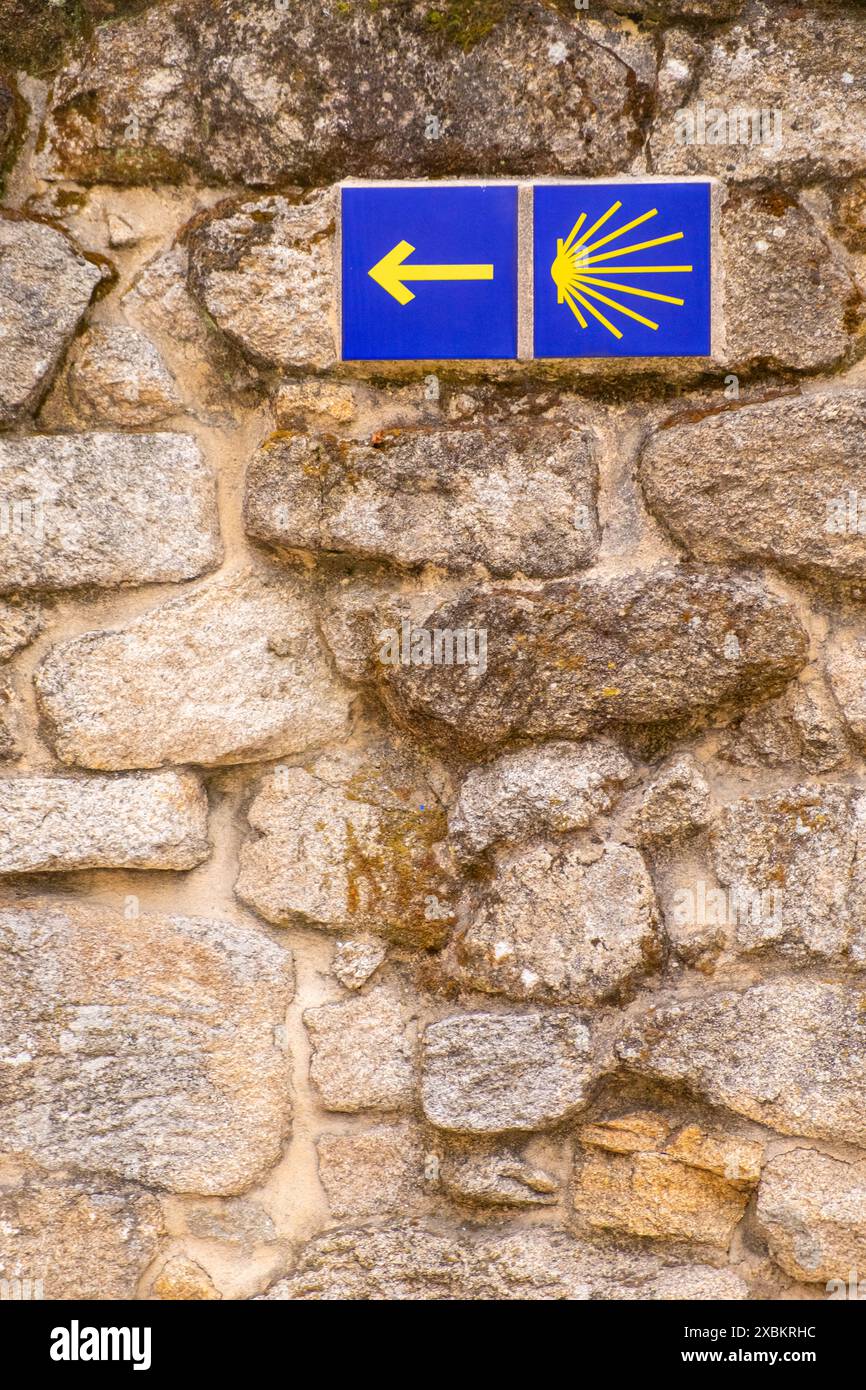 Zeichen des Jakobsweges auf einer Steinmauer in Galicien Stockfoto