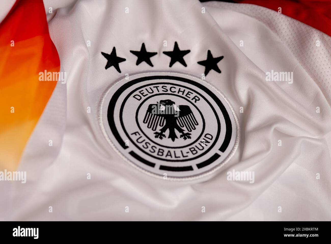 Nahaufnahme des Wappens der Nationalmannschaft auf dem Heimtrikot. UEFA EURO 2024. Stockfoto