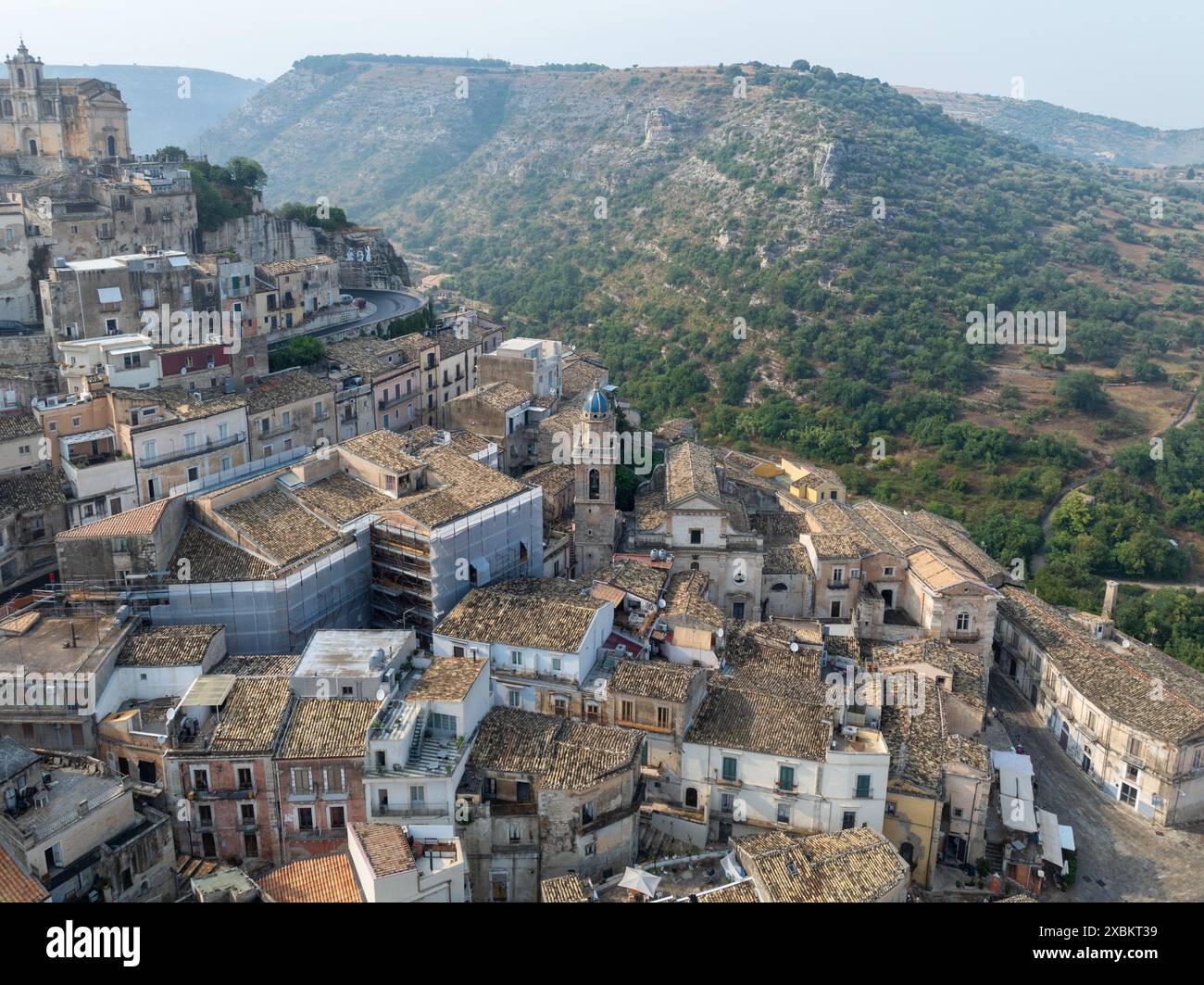 Blaue Kuppel im barocken Stil Chiesa di Santa Maria dell’Itria, bedeckt mit acht Terrakotta-Tafeln aus Caltagirone, die mit großen Rokoko-Blüten verziert sind Stockfoto