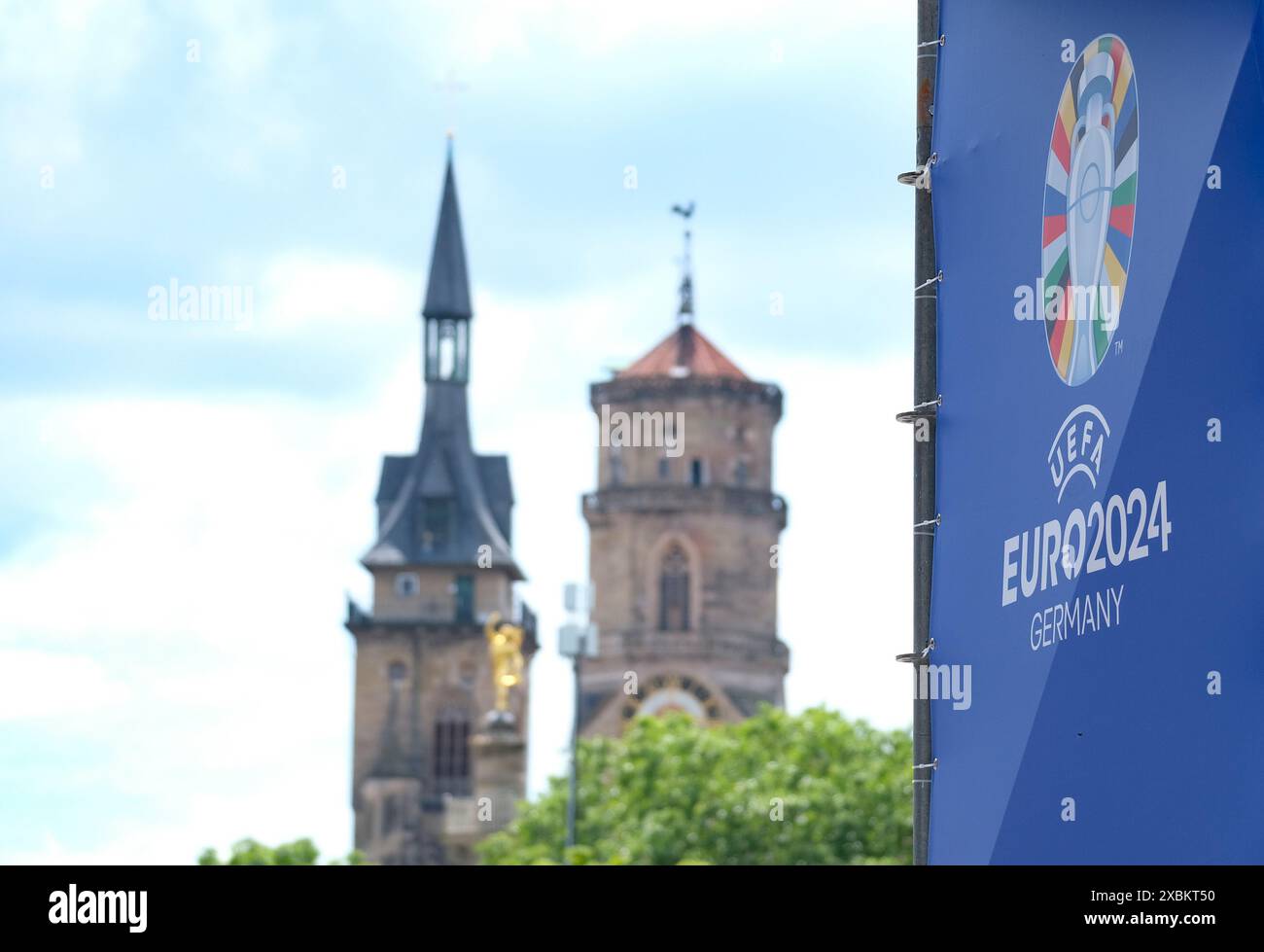 Stuttgart, Deutschland. Juni 2024. Ansicht eines UEFA Euro 2024-Logos am Eingang zur Fanzone für die Fußball-Europameisterschaft 2024 auf dem Schlossplatz. Die Fußball-Europameisterschaft findet vom 14. Juni bis zum 14. Juli statt. Quelle: Bernd Weißbrod/dpa/Alamy Live News Stockfoto