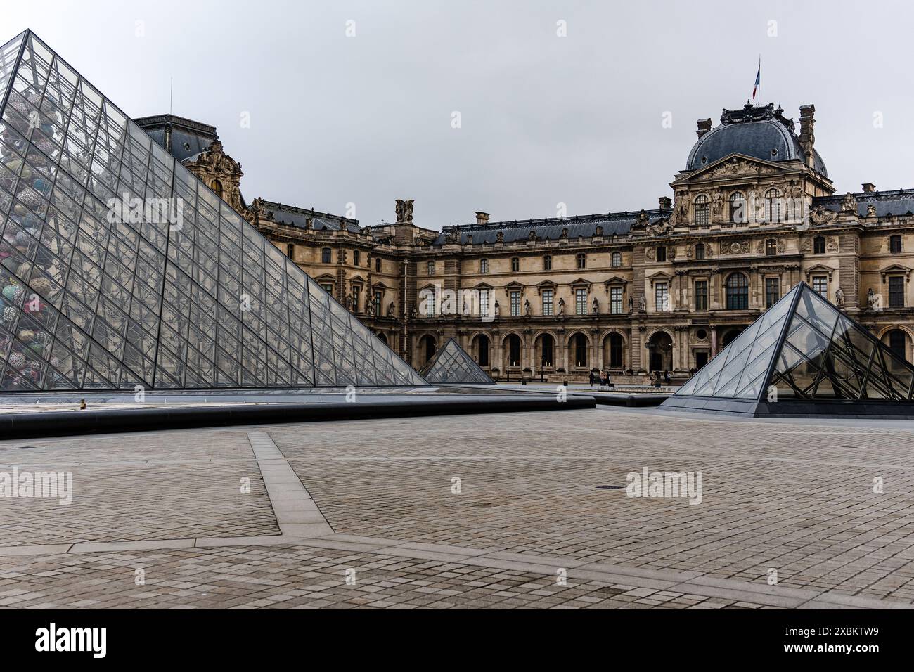 Leerer Platz des Louvre-Museums in Paris, Frankreich Stockfoto