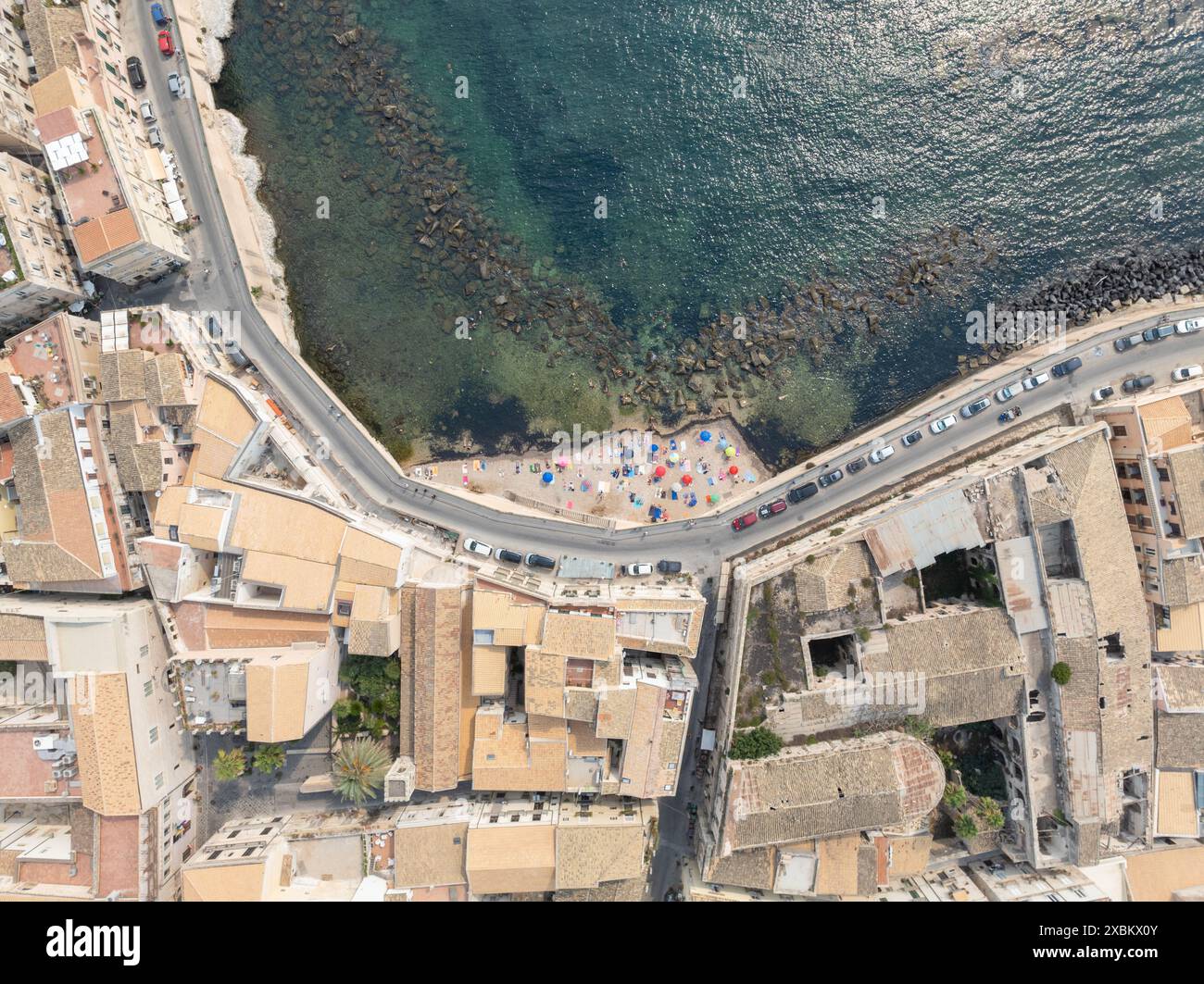 Syrakus, Sizilien, Italien - 24. August 2023: Ein kleiner Strand an der „Spiaggia di Cala Rossa“ auf der Ostseite von Ortigia in Syrakus, Sizilien, Italien Stockfoto