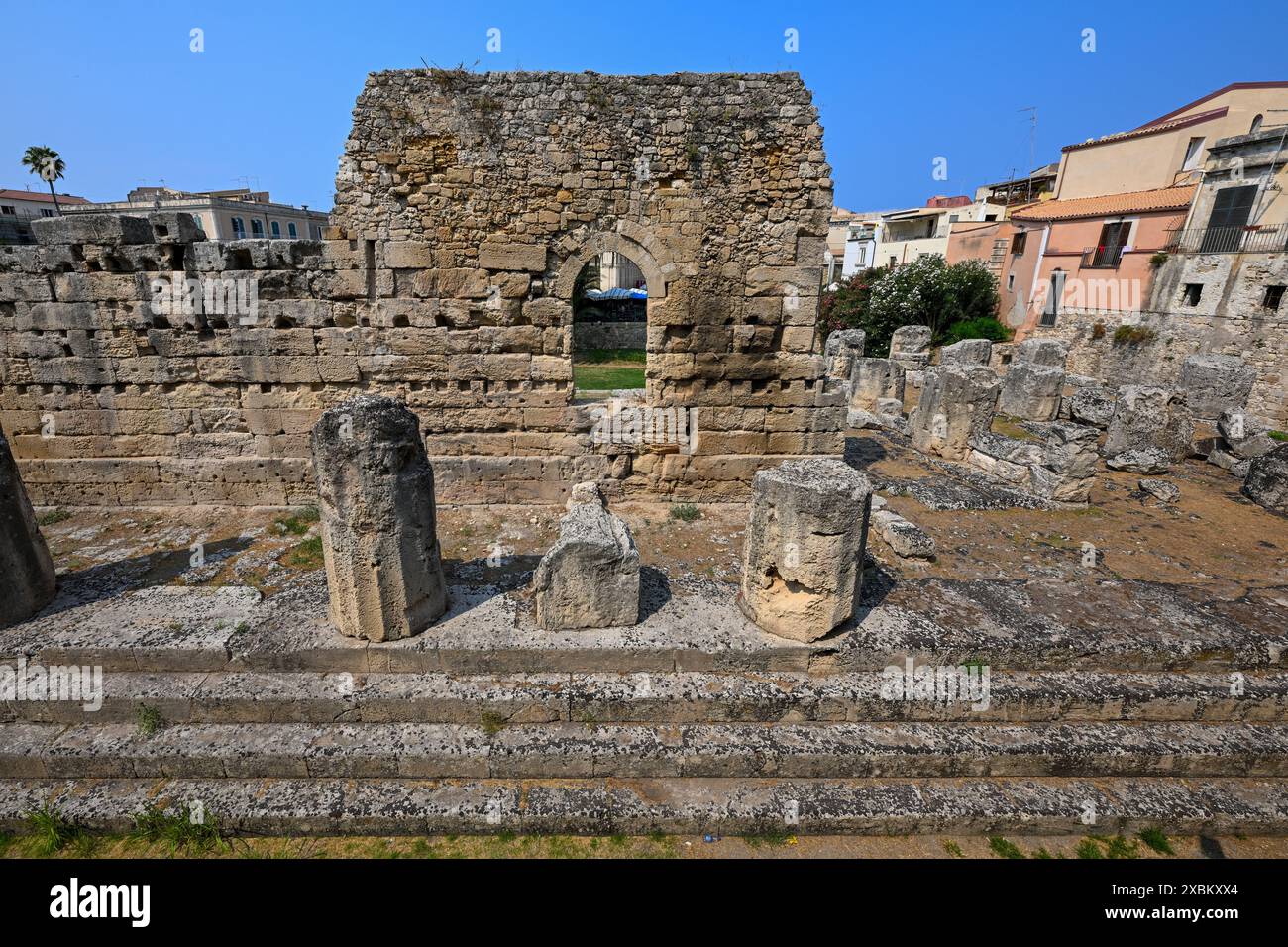 Der Apollo-Tempel ist eines der wichtigsten antiken griechischen Denkmäler auf Ortygia, vor der Piazza Pancali in Syrakus, Sizilien, Italien Stockfoto Der Apollo-Tempel ist eines der wichtigsten antiken griechischen Denkmäler auf Ortygia, vor der Piazza Pancali in Syrakus, Sizilien, Italien Stockfoto