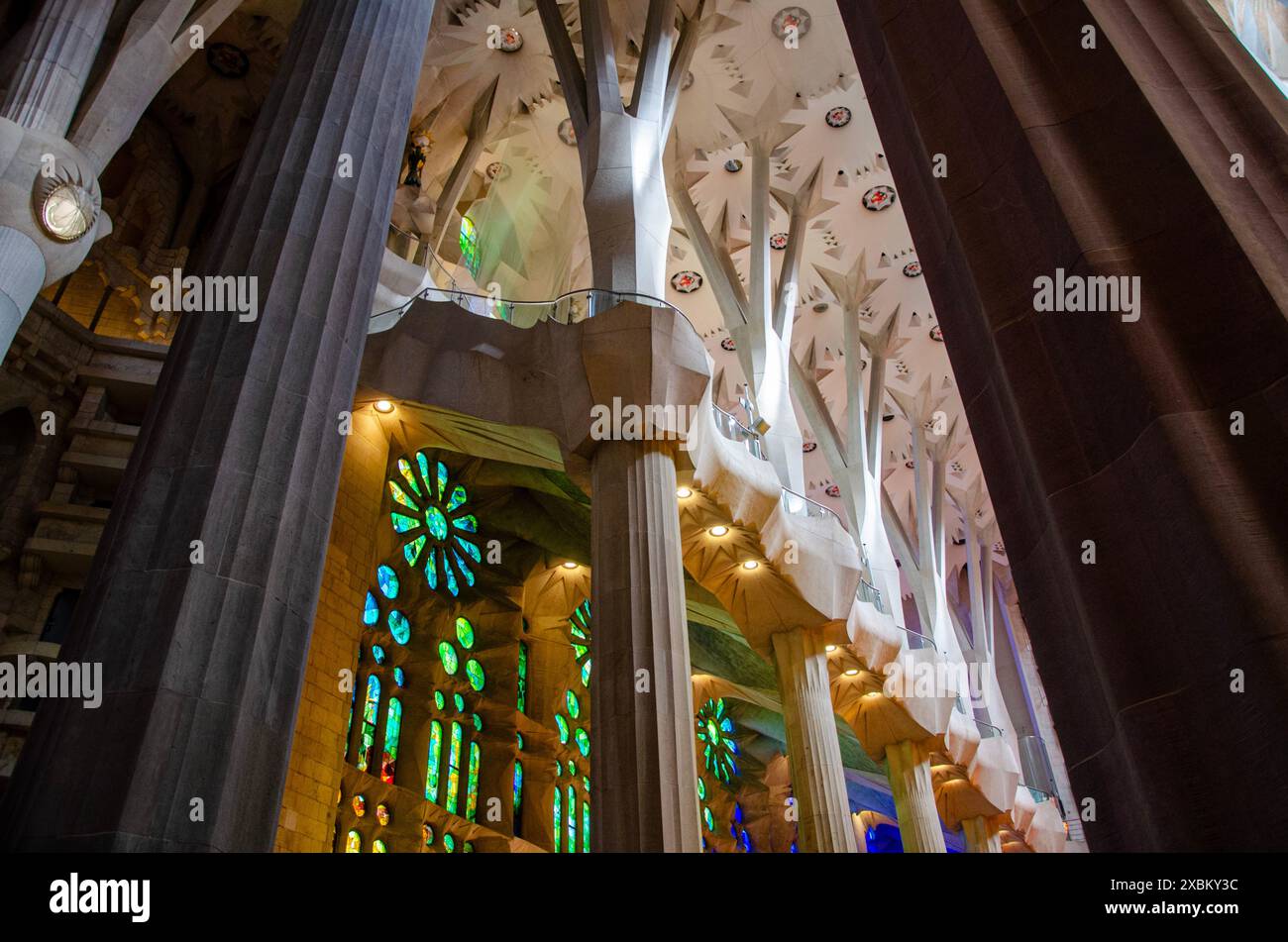 Das Innere der Basilika La Sagrada Familia zeigt Decke, Struktur und Buntglasfenster Stockfoto