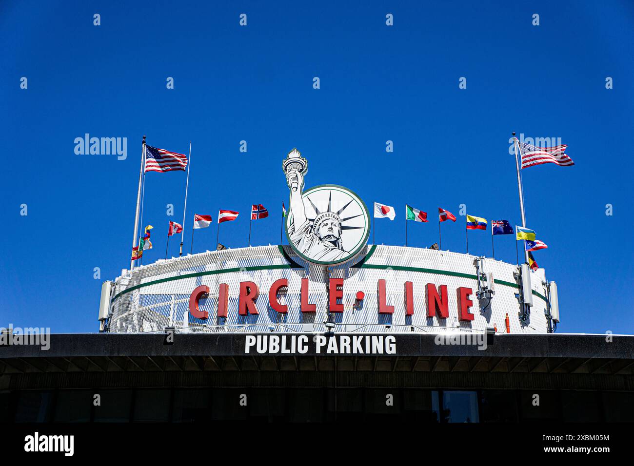 Rundfahrten mit der Circle Line, kreisförmiges Gebäude außerhalb von New York City, New York, USA Stockfoto