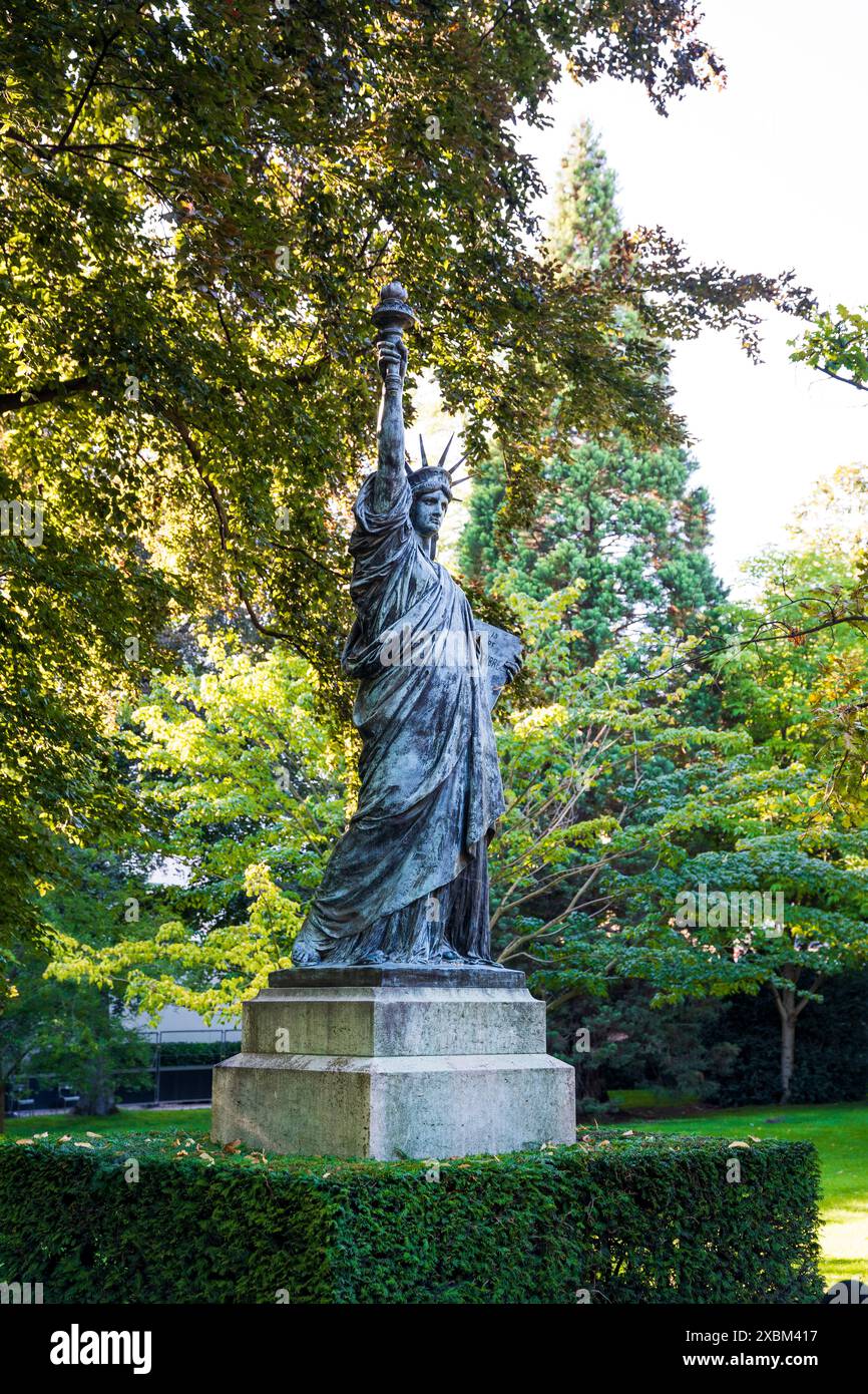 Bronzekopie der Freiheitsstatue von Frédéric Auguste Bartholdi im Jardin du Luxembourg, 6. Arrondissement, Paris, Frankreich. Stockfoto