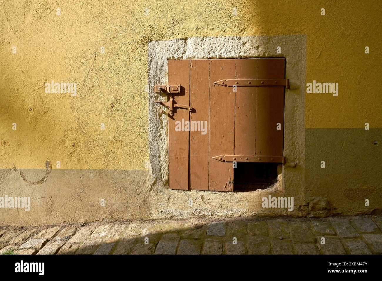Alte Historische Kellerzugangstür. Stockfoto