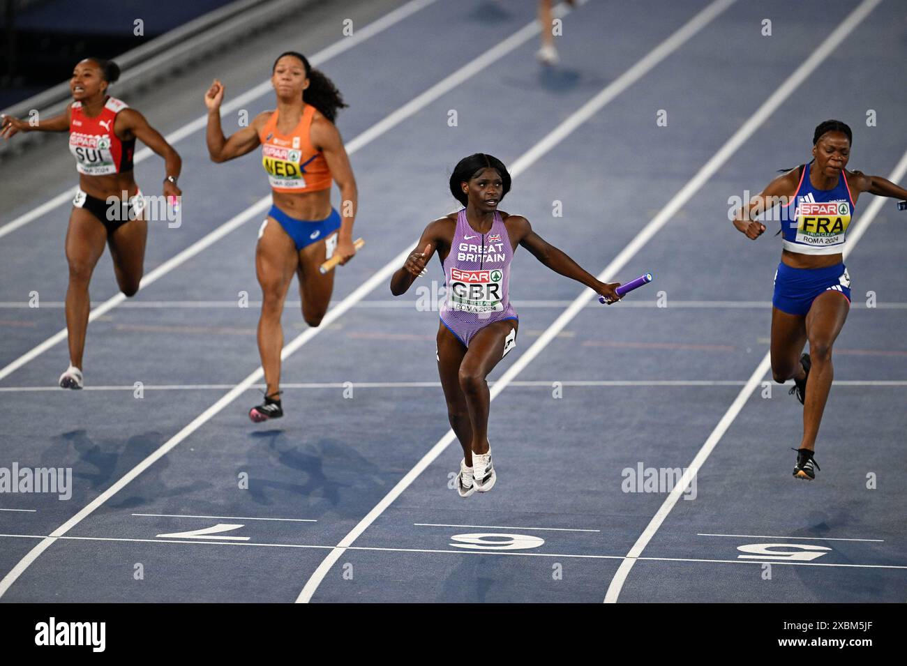 Rom, Italien. Juni 2024. Großbritannien gewinnt die Goldmedaille in der 4x100-Staffel der Frauen bei den Leichtathletik-Europameisterschaften 2024 im Olympiastadion in Rom am 12. Juni 2024. Quelle: Unabhängige Fotoagentur/Alamy Live News Stockfoto