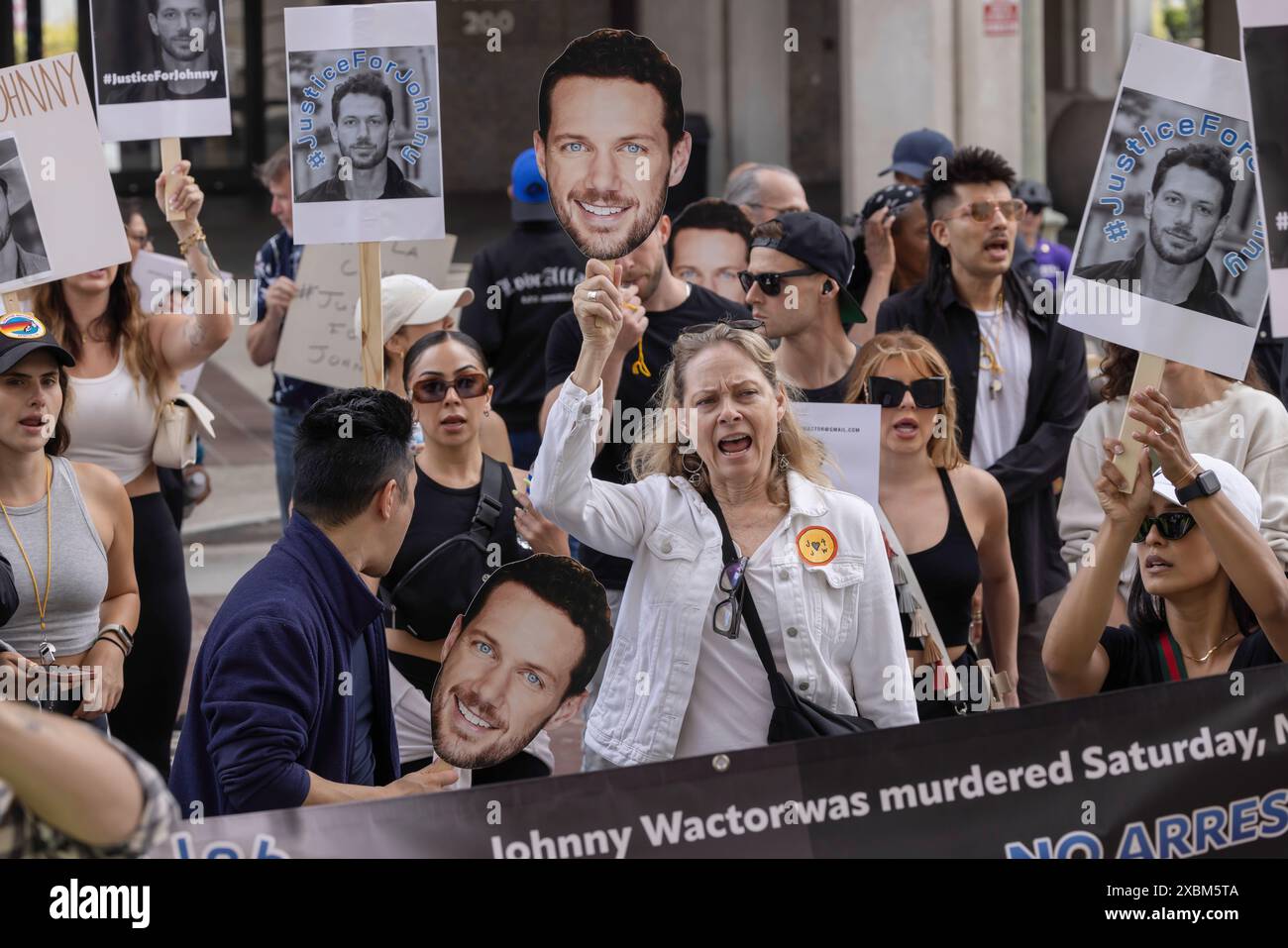 Los Angeles, USA. Juni 2024. Freunde, Familie und Unterstützer des verstorbenen Schauspielers Johnny Wactor marschieren von der Innenstadt aus zum Rathaus von L.A., wo er ermordet wurde. Die Demonstranten fordern Gerechtigkeit und fordern die Stadtbeamten auf, die für seinen Tod verantwortlichen Täter festzunehmen. Bis jetzt wurden in diesem Fall keine Festnahmen vorgenommen. 6/12/2024 Los Angeles, CA. USA (Foto: Ted Soqui/SIPA USA) Credit: SIPA USA/Alamy Live News Stockfoto