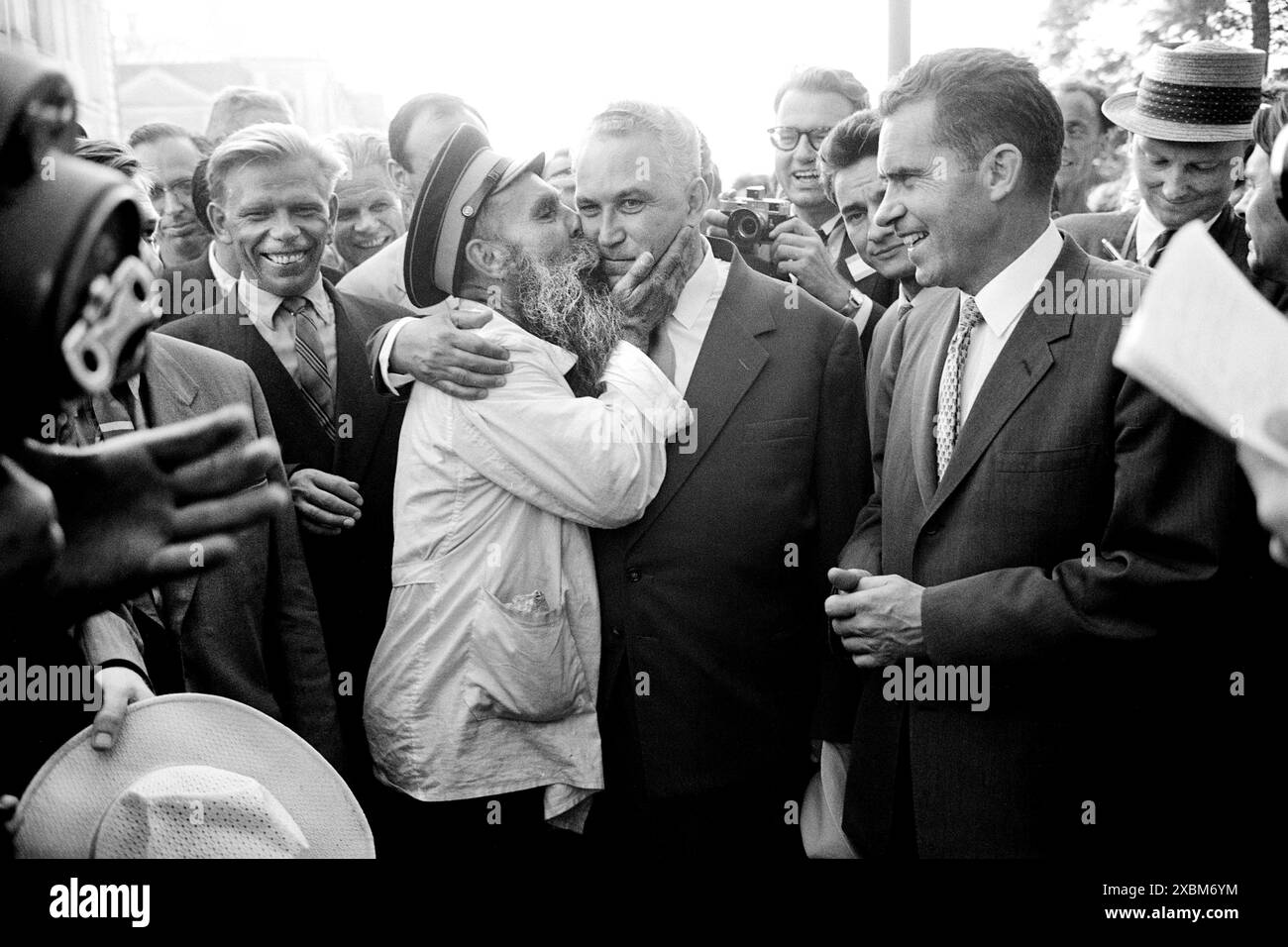 US-Vizepräsident Richard Nixon beobachtet, wie man den sowjetischen Politiker Frol Kozlov küsst, während Nixons Besuch in der Sowjetunion, Thomas J. O'Halloran, U.S. News & World Report Magazine Photograph Collection, Juli 1959 Stockfoto