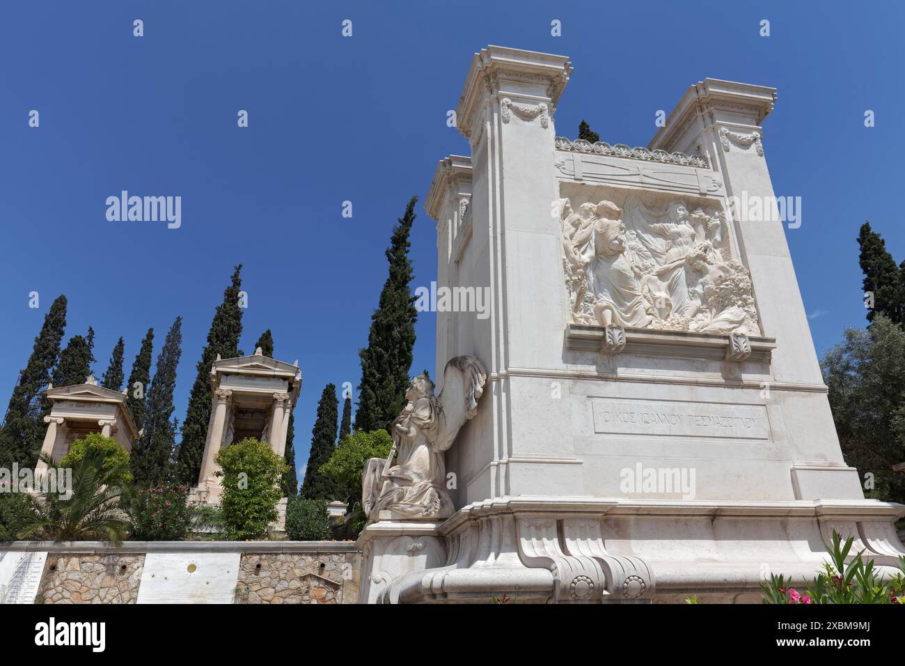 Pompöses Grab der Familie Ioannis Pesmazoglou, Bankier und Politiker, erster Athener Friedhof von 1834, Athen, Griechenland Stockfoto