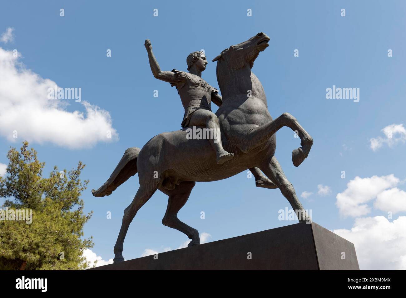 Alexander der große in seinen Teenagern, Reiterstatue des Bildhauers Yannis Pappas, Zappeion Garten, Athen, Griechenland Stockfoto Alexander der große in seinen Teenagern, Reiterstatue des Bildhauers Yannis Pappas, Zappeion Garten, Athen, Griechenland Stockfoto