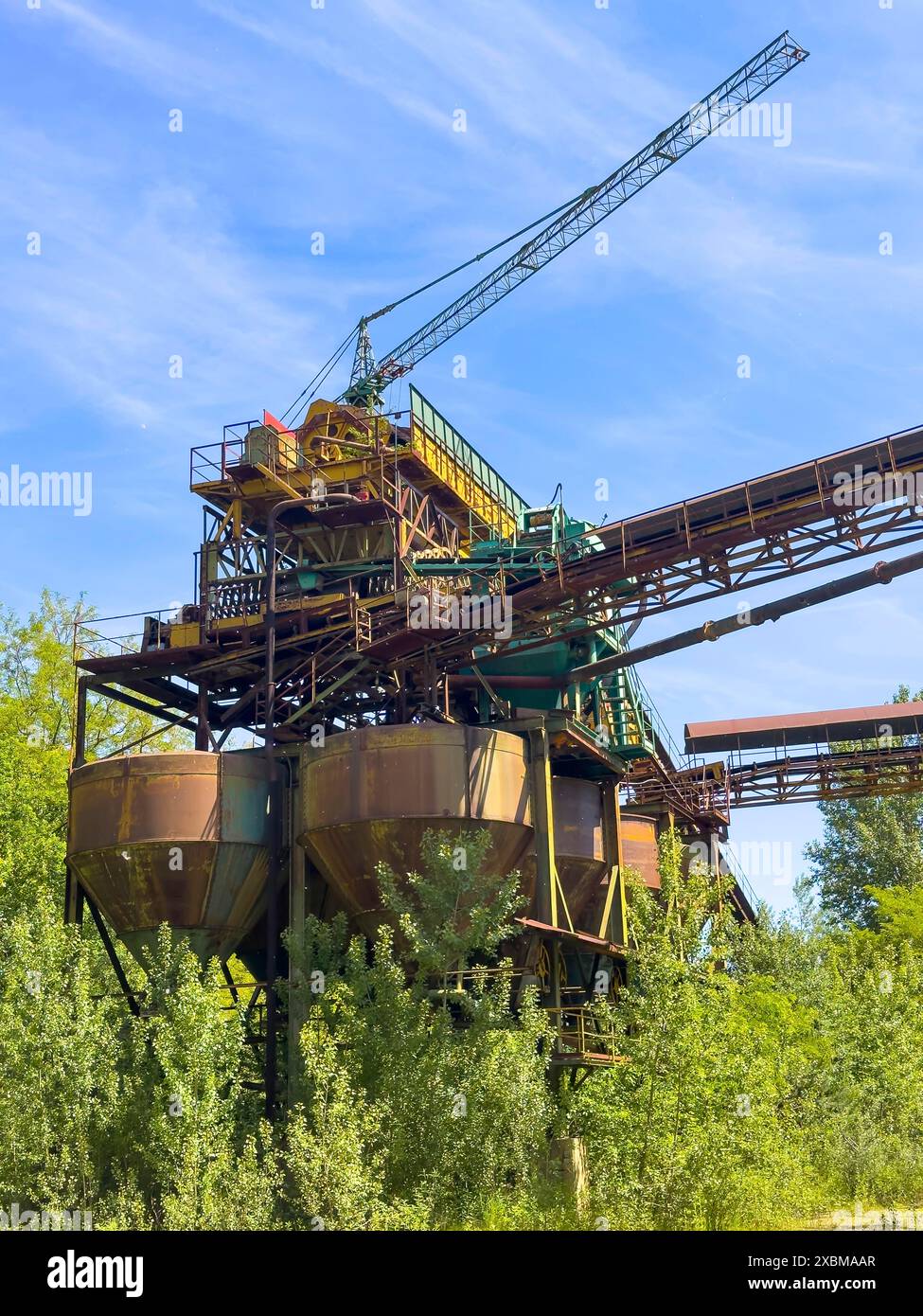 Alte Industriemaschine in der Natur an einem sonnigen Tag in Italien Stockfoto