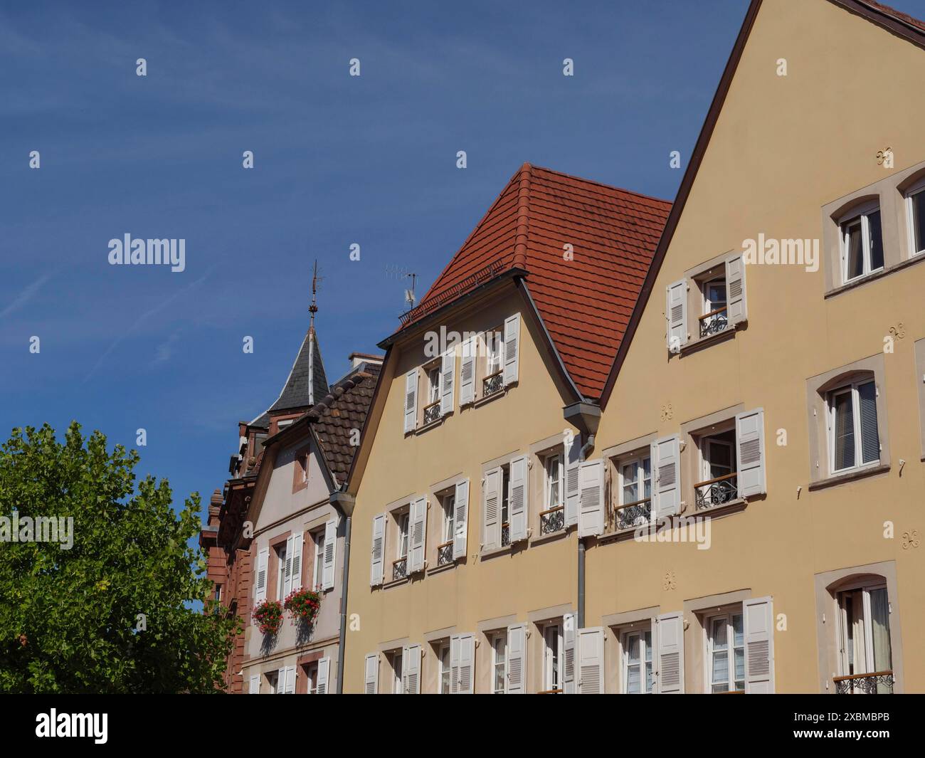 Traditionelle Häuser in einer Altstadt mit steilen Dächern und vielen Fenstern, Wissembourg, Elsass, Frankreich Stockfoto