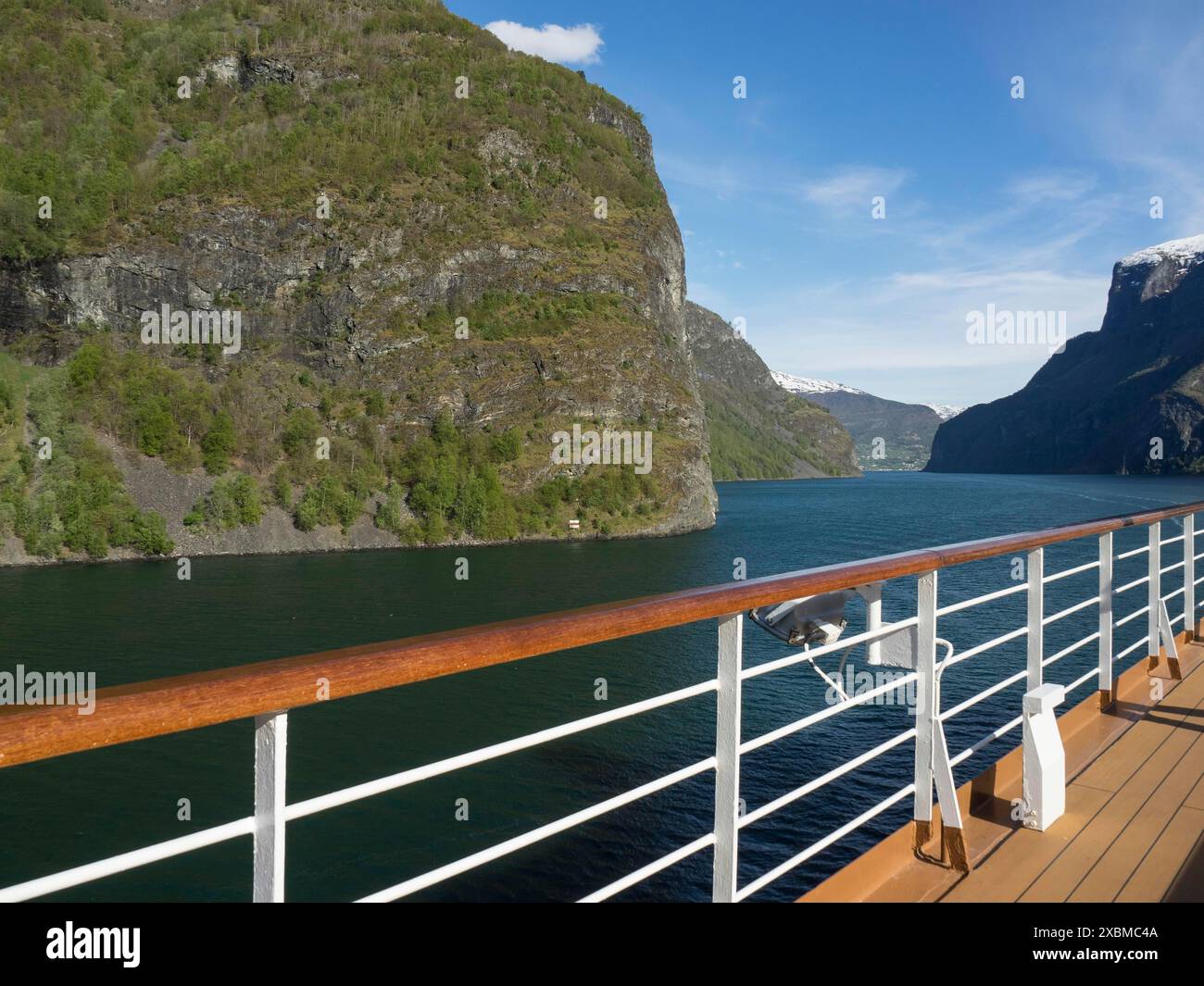 Blick vom Geländer eines Schiffes auf eine fjordartige Landschaft mit hohen Bergen und klarem Wasser, Flam, Norwegen, Skandinavien Stockfoto