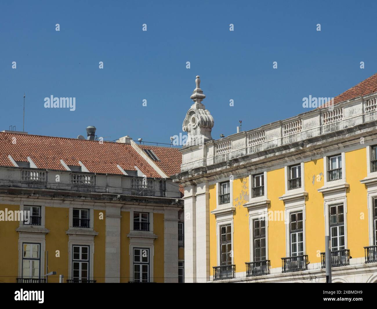 Klares Bild von historischen Gebäuden mit gelben Fassaden und blauem Himmel, Lissabon, portugal Stockfoto