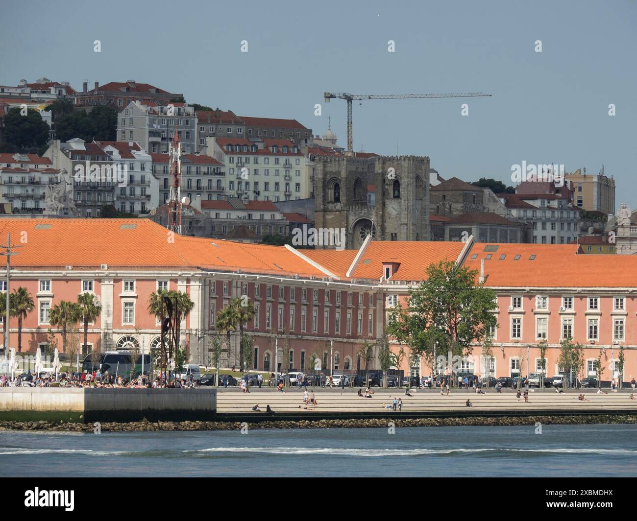 Historische Gebäude mit roten Dächern und einem alten Turm in entsprechender Altstadtatmosphäre, Lissabon, portugal Stockfoto