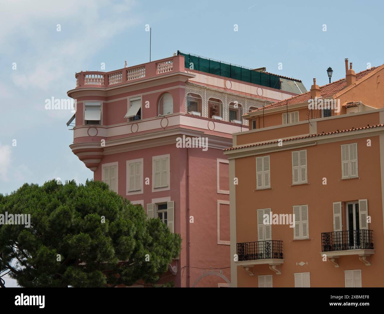 Klassische Gebäude mit pinkfarbenen Fassaden und weißen Rollläden, monte carlo, monaco, frankreich Stockfoto