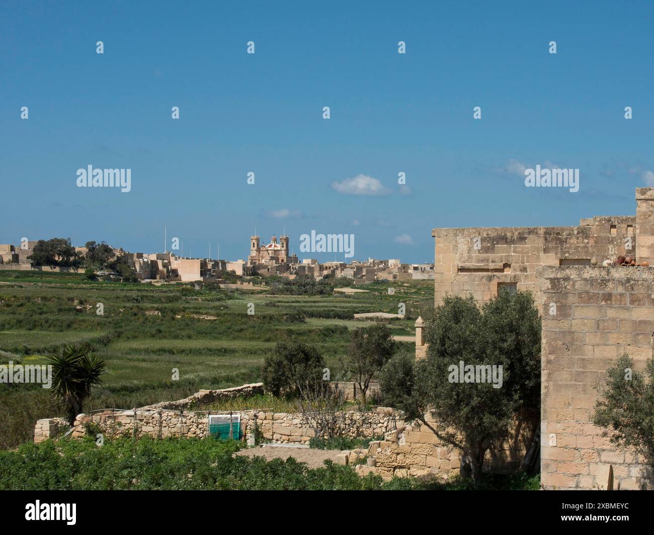 Landschaft mit alten Ruinen und grünen Feldern unter blauem Himmel, gozo, mittelmeer, malta Stockfoto