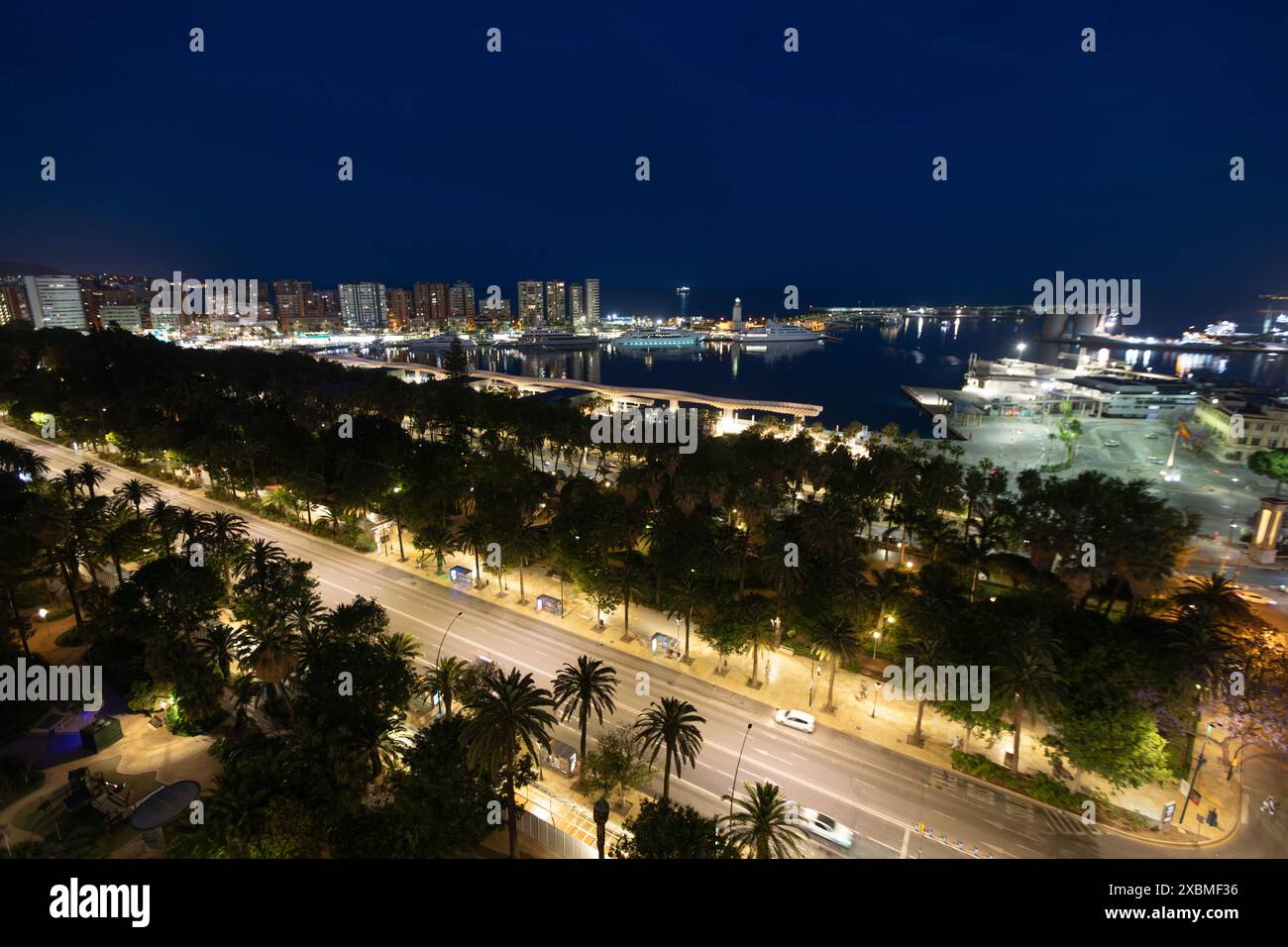 Blick auf den Hafen von Malaga in der Abenddämmerung im Mai, Andalusien, Spanien Stockfoto