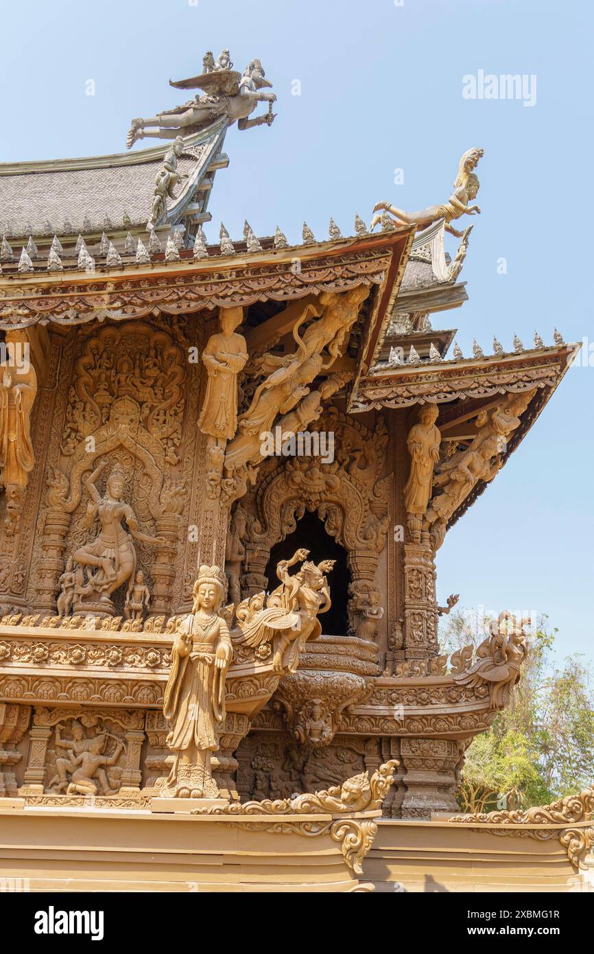 Detaillierte Schnitzereien und Figuren auf einem Teil des hölzernen Tempels, künstlerisch dekoriert, Pattaya, Thailand Stockfoto