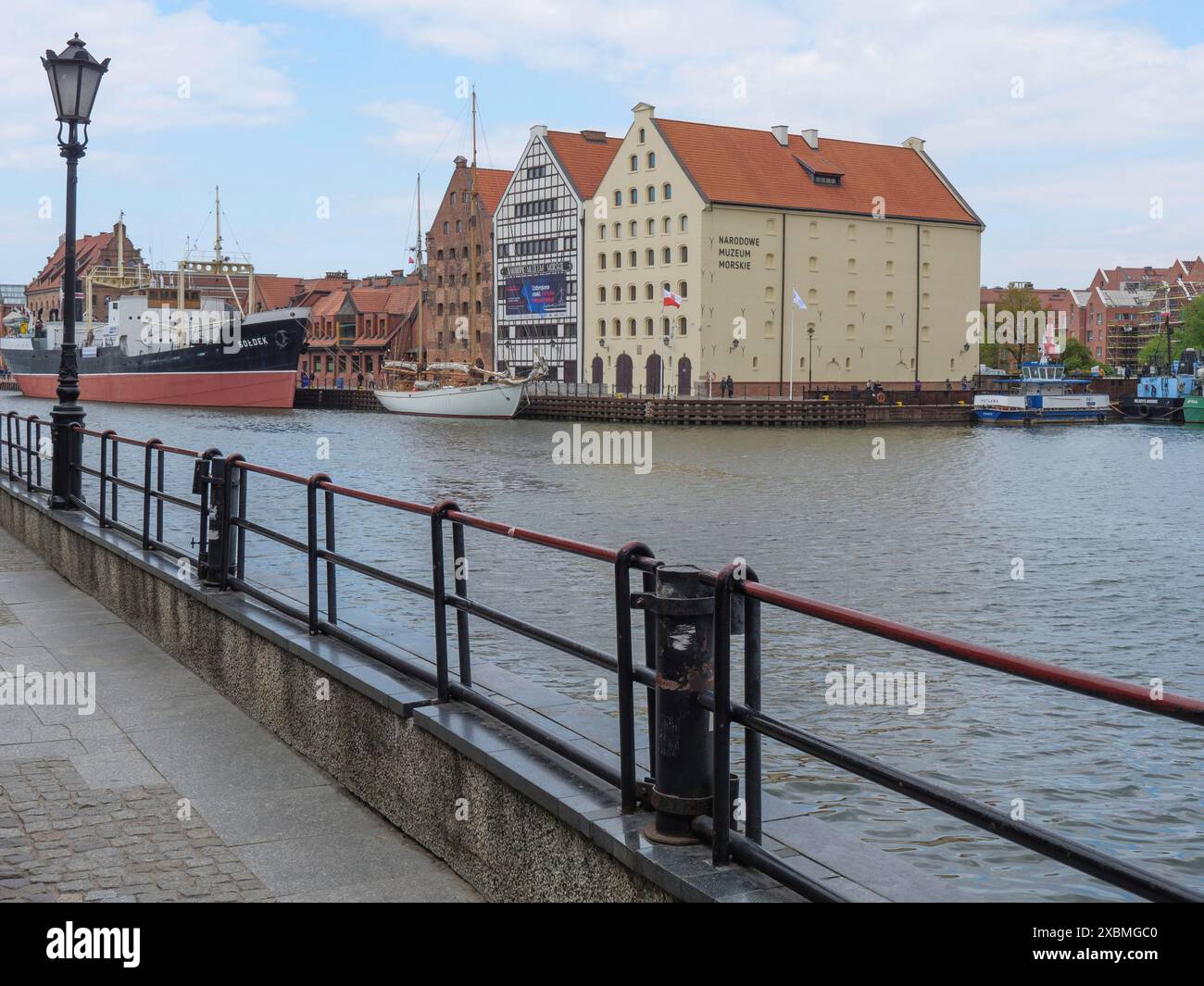 Riverside mit historischen Gebäuden, Schiffen und Laternen. Ruhige Atmosphäre in einer Stadt mit maritimer Geschichte, Danzig, Polen Stockfoto
