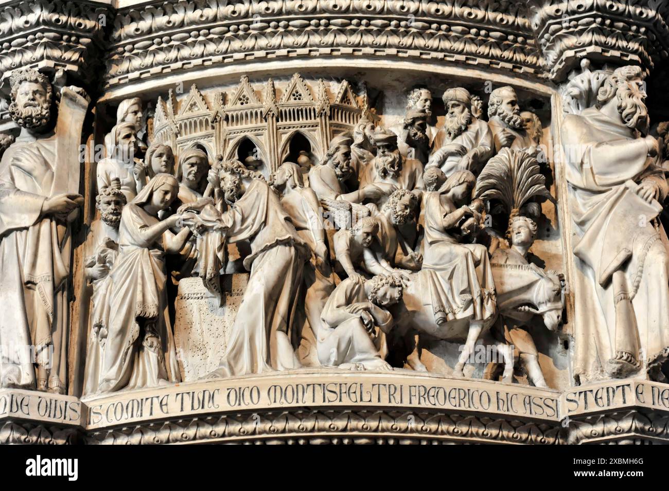 Innenraum, Kathedrale Santa Maria Assunta, Pisa, Toskana, Italien, Europa, detaillierte Steinreliefs, die eine historische religiöse Szene in künstlerischer Form darstellen Stockfoto