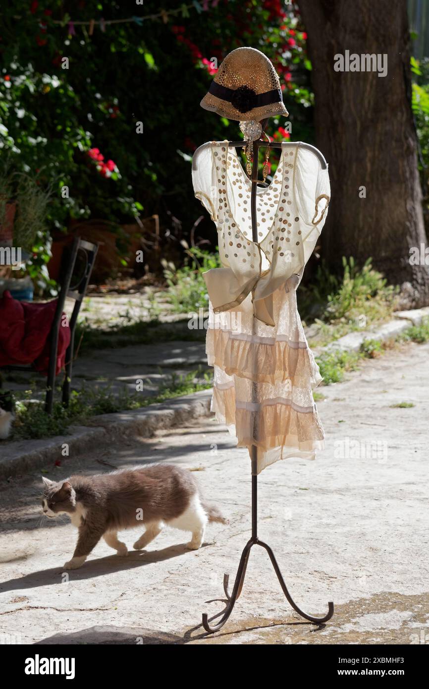 Kleiderständer mit Sommerkleid im Morgenlicht, vor einer Modeboutique, Plaka Viertel, Athen, Griechenland Stockfoto