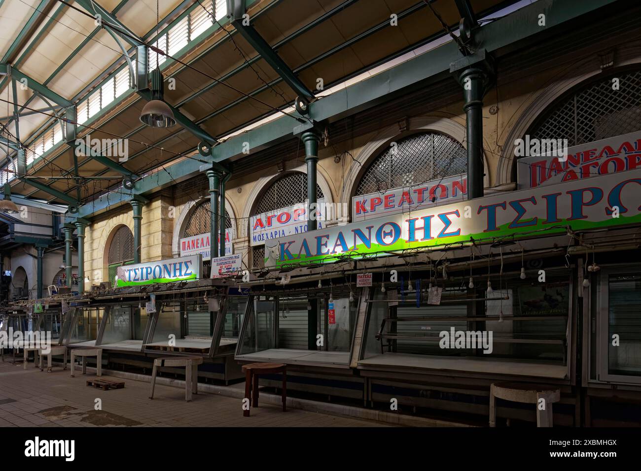 Geschlossener Zentralmarkt von Athen, historische Fleischmarkthalle, Gang mit leeren Schaufenstern, Athen, Griechenland Stockfoto