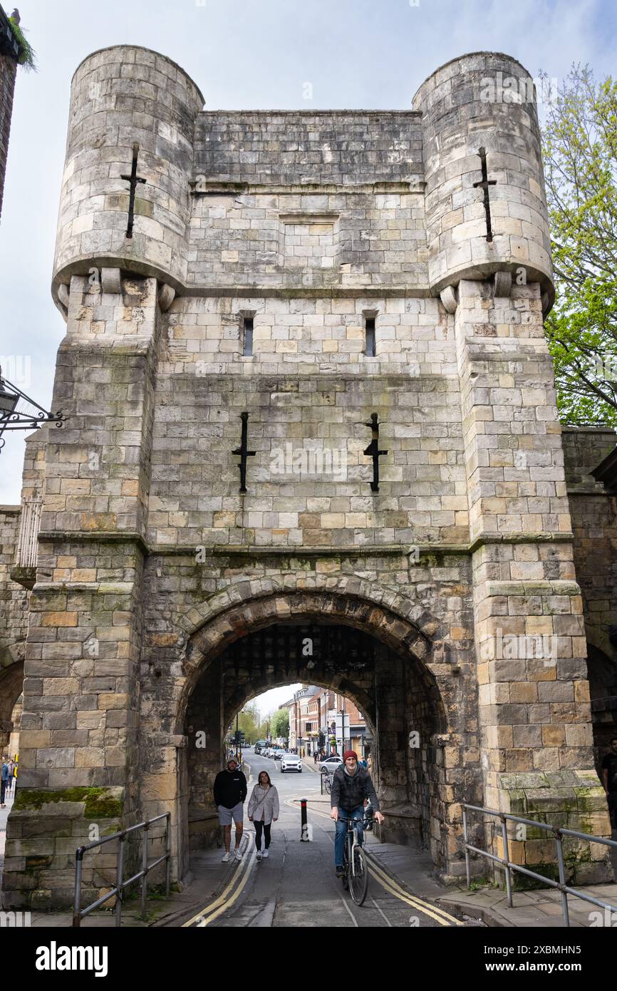 Das Tor zur Abbey Wall in der historischen ummauerten Stadt York, England. Dieses Tor wurde 1503 zu Ehren der Prinzessin Margaret durch die Abteimauer durchbrochen Stockfoto