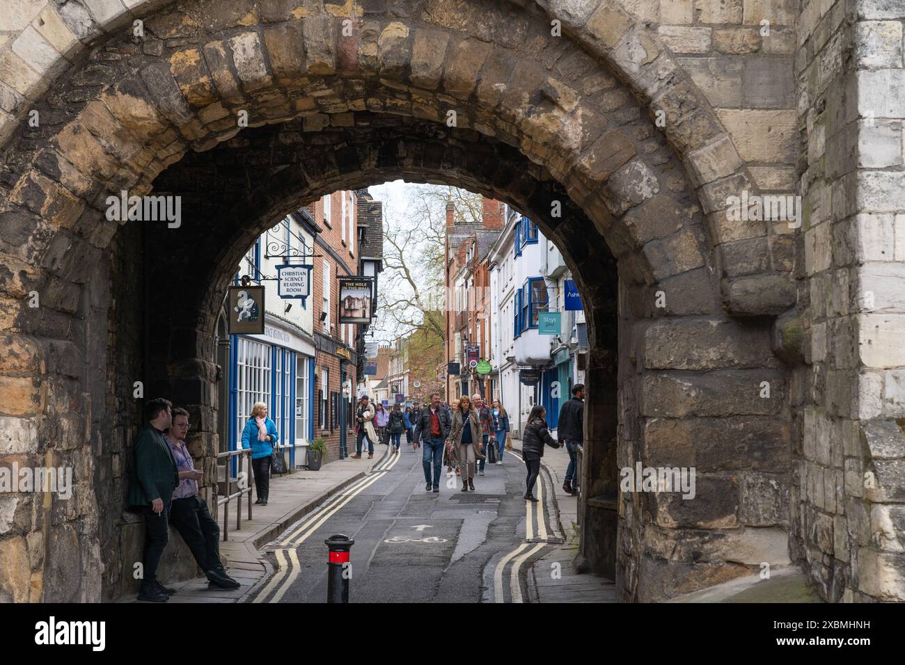 Das Tor zur Abbey Wall in der historischen ummauerten Stadt York, England. Dieses Tor wurde 1503 zu Ehren der Prinzessin Margaret durch die Abteimauer durchbrochen Stockfoto