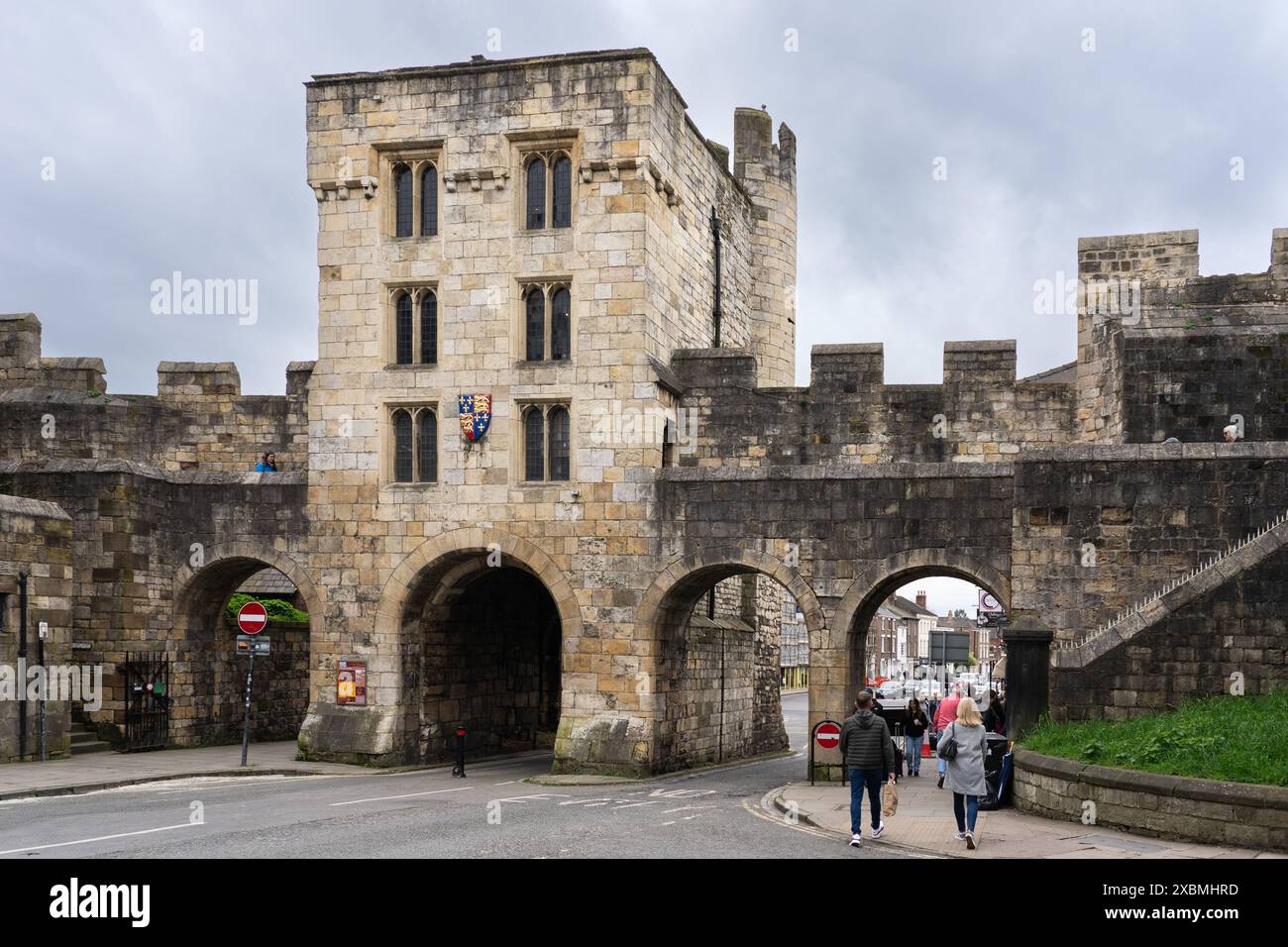 Die Micklegate Bar war das wichtigste mittelalterliche Tor Yorks und der Mittelpunkt großer Veranstaltungen, hier von hinten mit der Stadtmauer gesehen. England Stockfoto