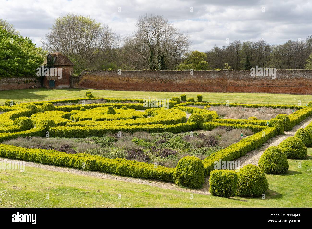 Jacoban (1600–1625) formeller ummauerter Garten mit einer Taubendecke in der Ecke im Basing House, dem größten Privathaus in Tudor England. Basingstoke, Großbritannien Stockfoto