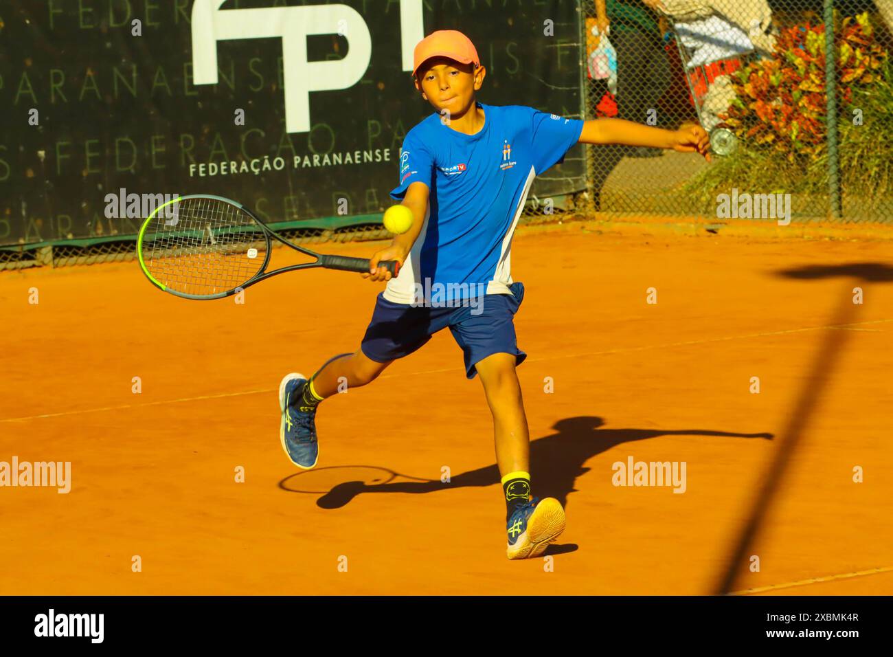 Curitiba, Parana, Brasilien. Juni 2024. CURITIBA (PR), TENNIS/INTERCLUBES PARANAENSE/CLUB CURITIBANO/PR-2000 Series Junior Turnier, gewann den Titel mit der Teilnahme von 309 Athleten im Alter von 8 bis 18 Jahren, die der Parana Tennis Federation angehören. Das Turnier, das am 11. Juni begann und bis zum 16. Juni läuft, wird auf den Clube Curitibano Courts in der Stadt Curitiba ausgetragen. (Kreditbild: © Edson Teodoro de Souza/TheNEWS2 via ZUMA Press Wire) NUR REDAKTIONELLE VERWENDUNG! Nicht für kommerzielle ZWECKE! Stockfoto