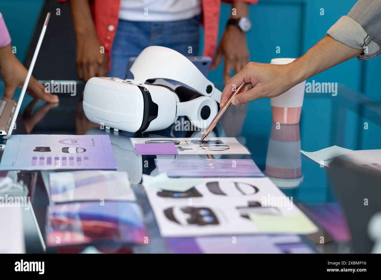 Verschiedene Kollegen diskutieren über Virtual-Reality-Geräte bei Startup-Unternehmen Stockfoto