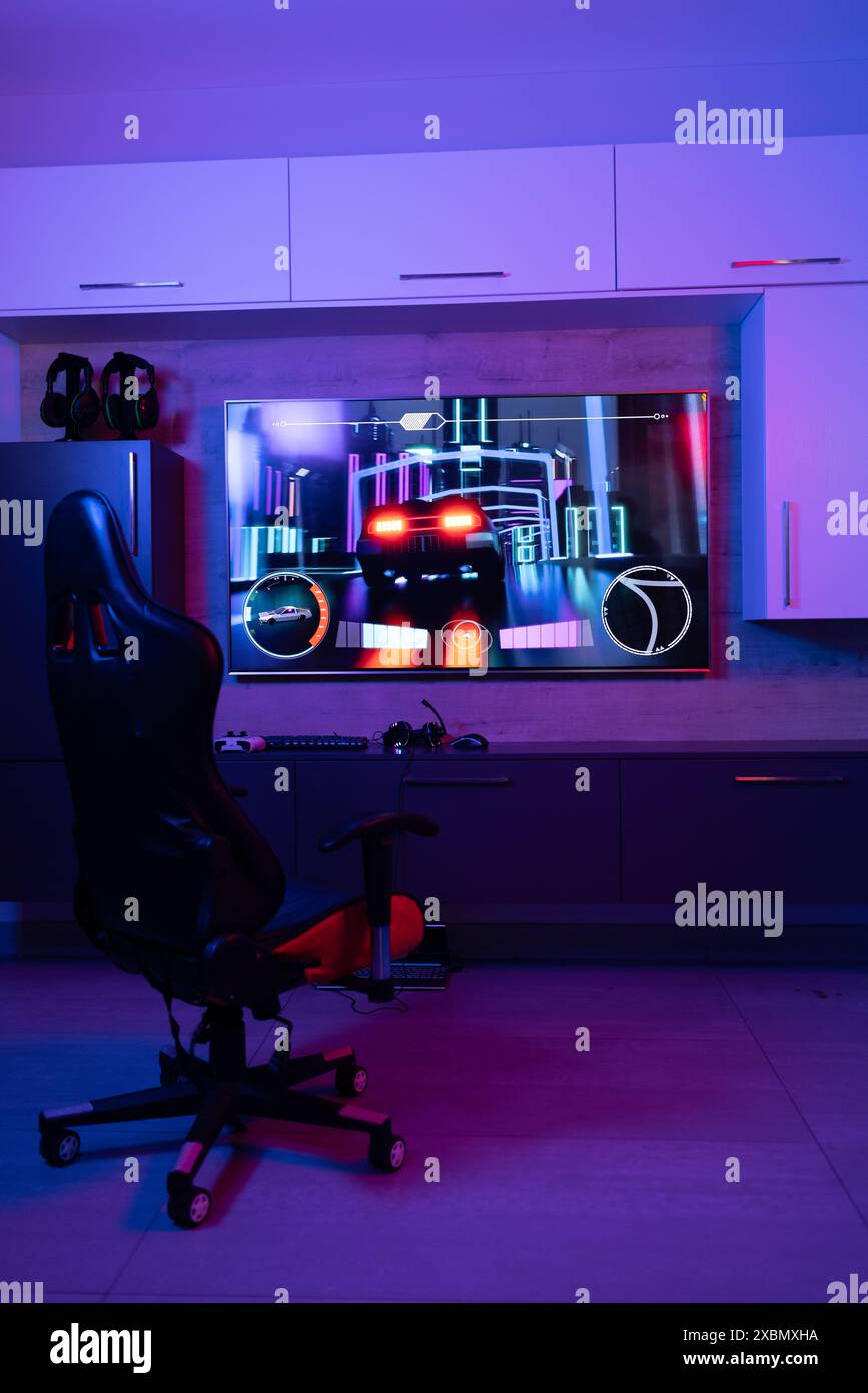Spielstuhl für Videospiele im Neonraum mit Video-Streaming auf dem Bildschirm, Kopierbereich Stockfoto