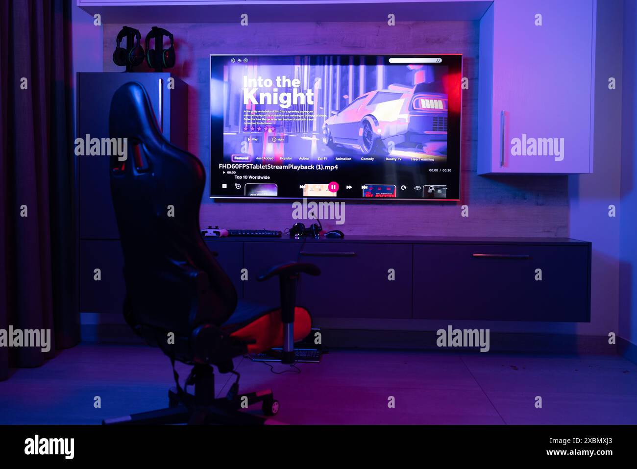 Spielstuhl für Videospiele im Neonraum mit Video-Streaming auf dem Bildschirm, Kopierbereich Stockfoto